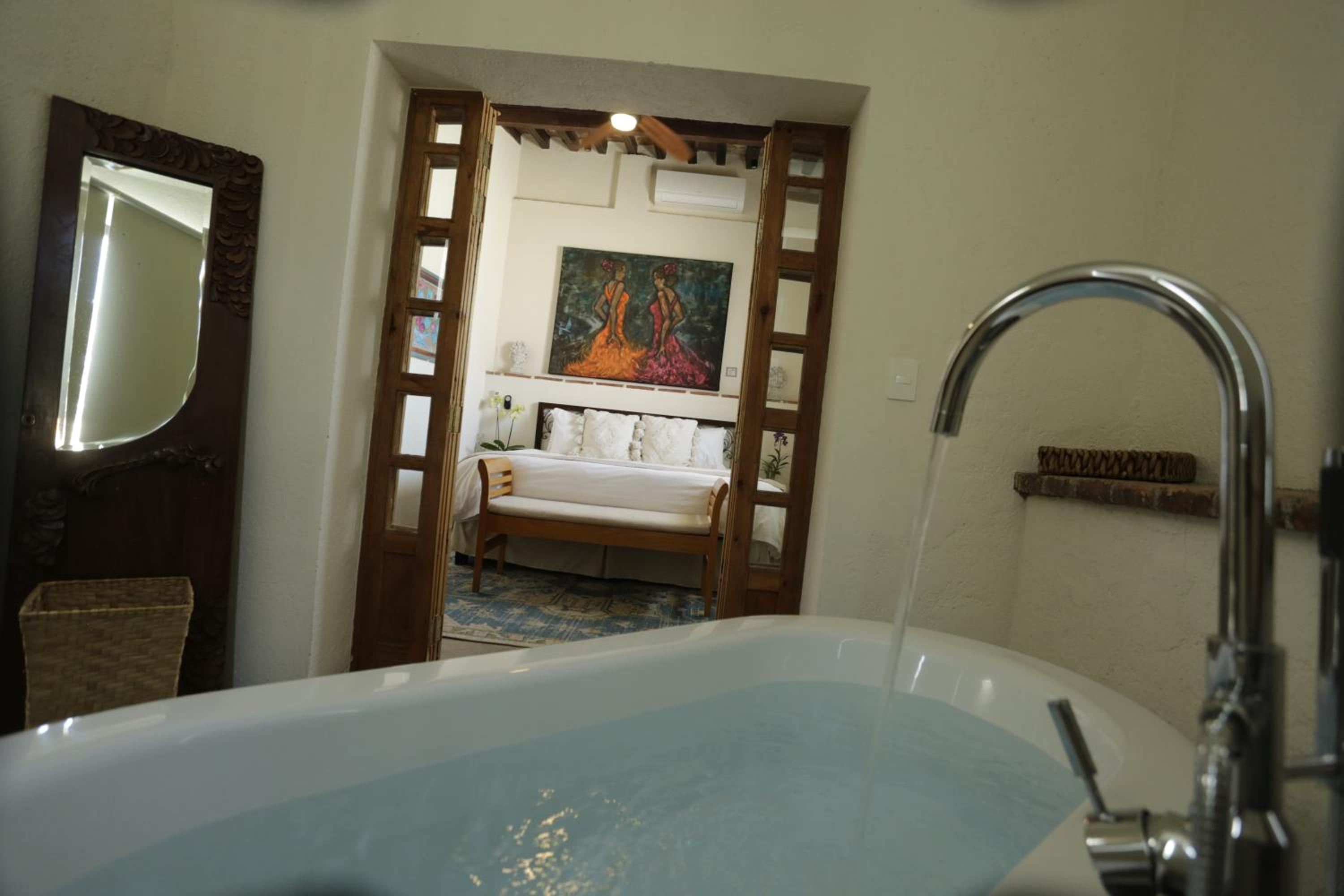 Deluxe Suite - Photo 13
