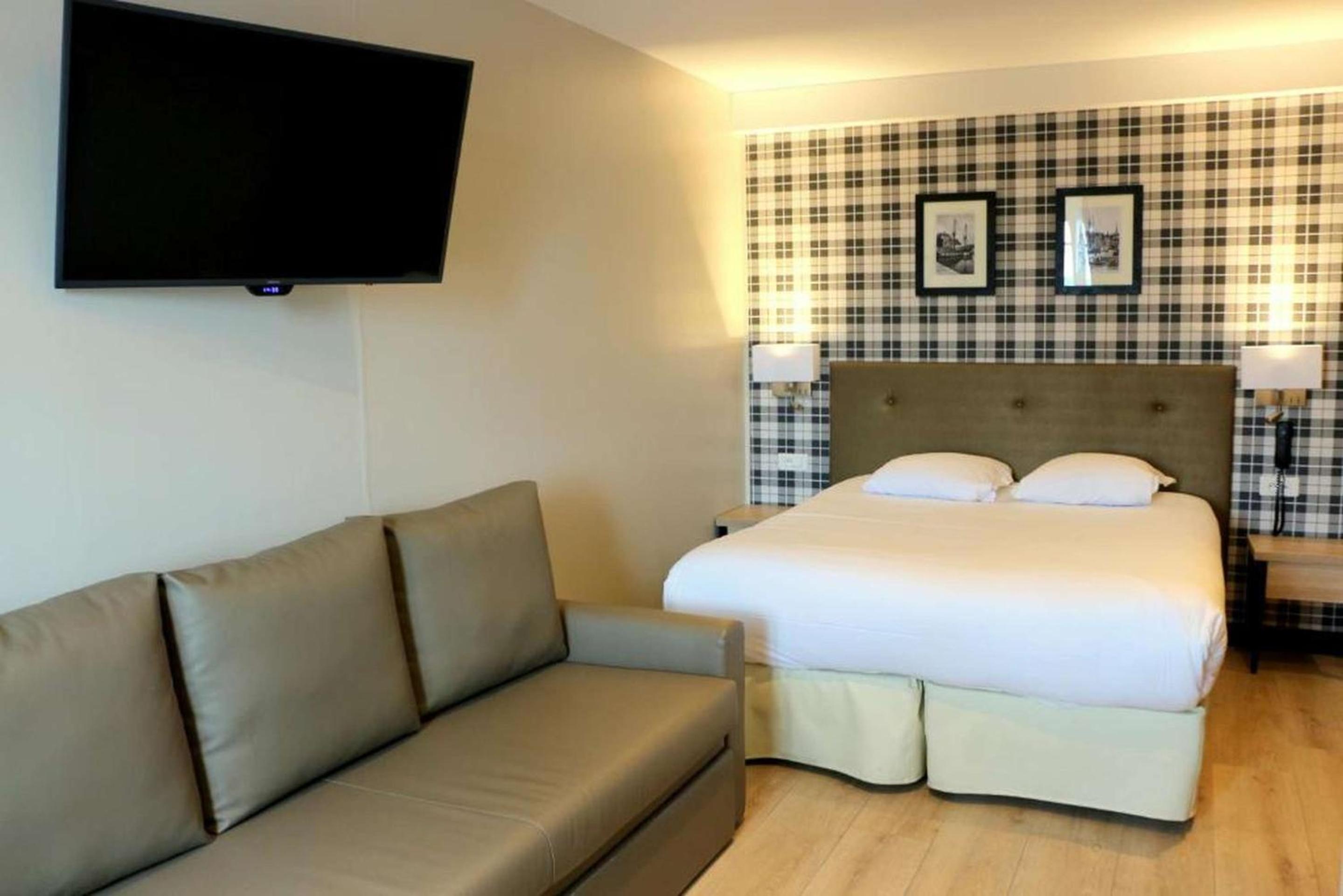 Superior Triple Room with Harbor Entrance View