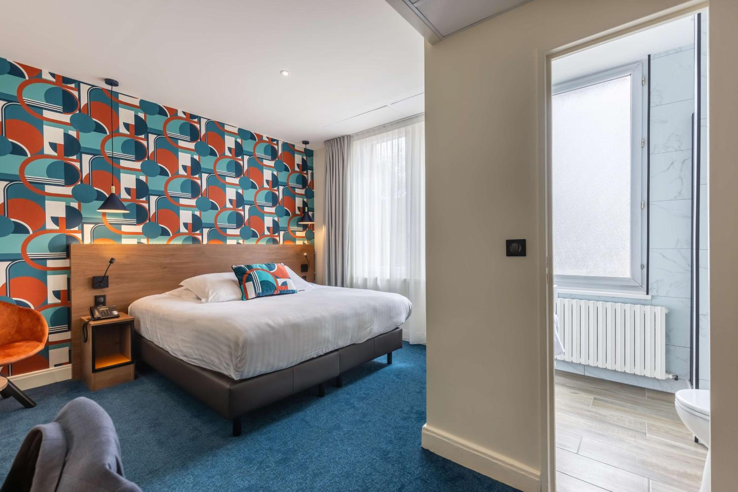 Deluxe King Room - Non-Smoking - Photo 3