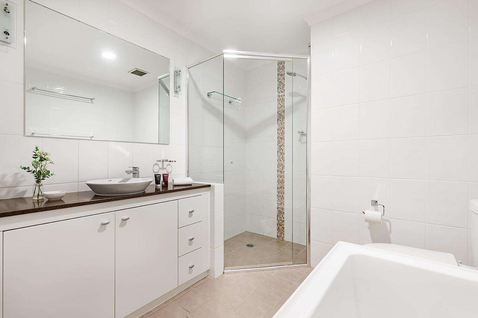 One-Bedroom Apartment with Balcony and Water View photo 2