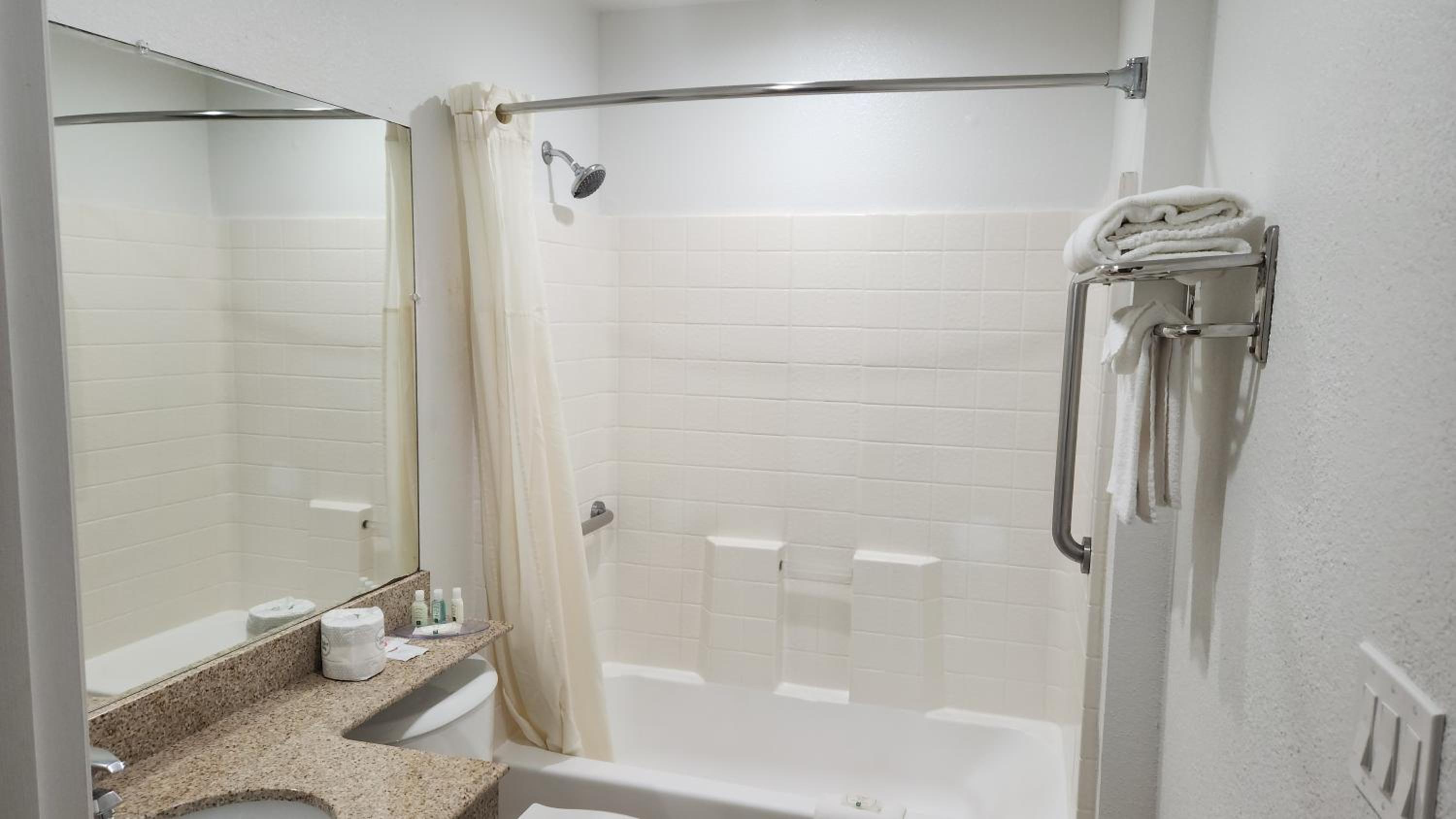 Queen Room - Disability Access/Non Smoking - Photo 3