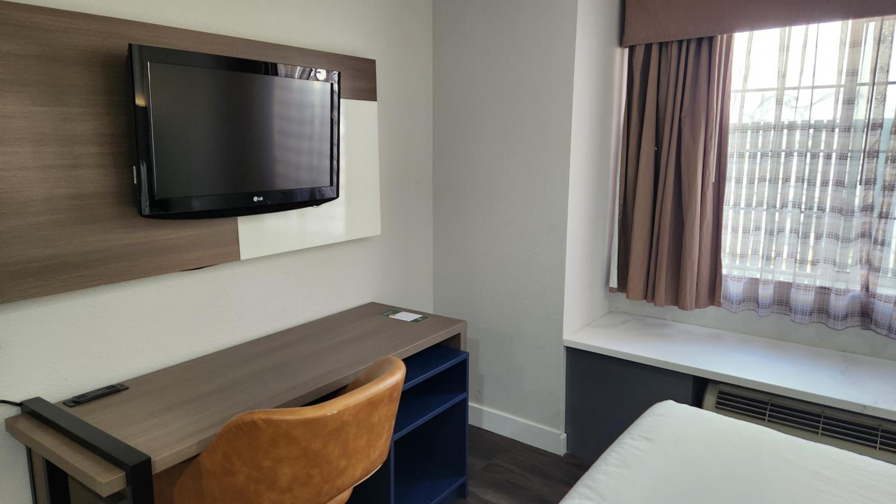 Queen Suite with Sofa - Disability Access/Non Smoking - Photo 2