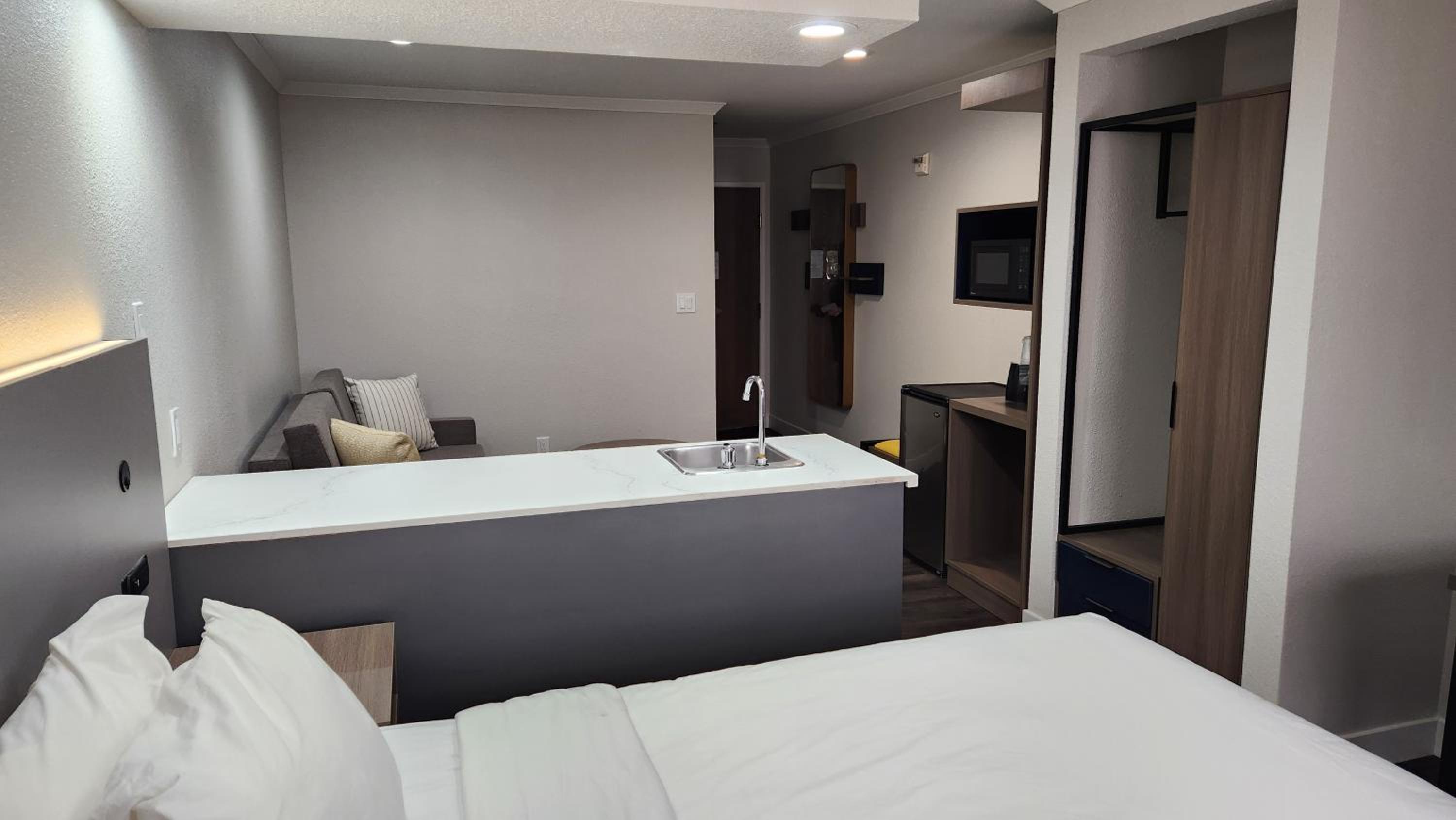Queen Suite with Sofa - Disability Access/Non Smoking - Photo 4