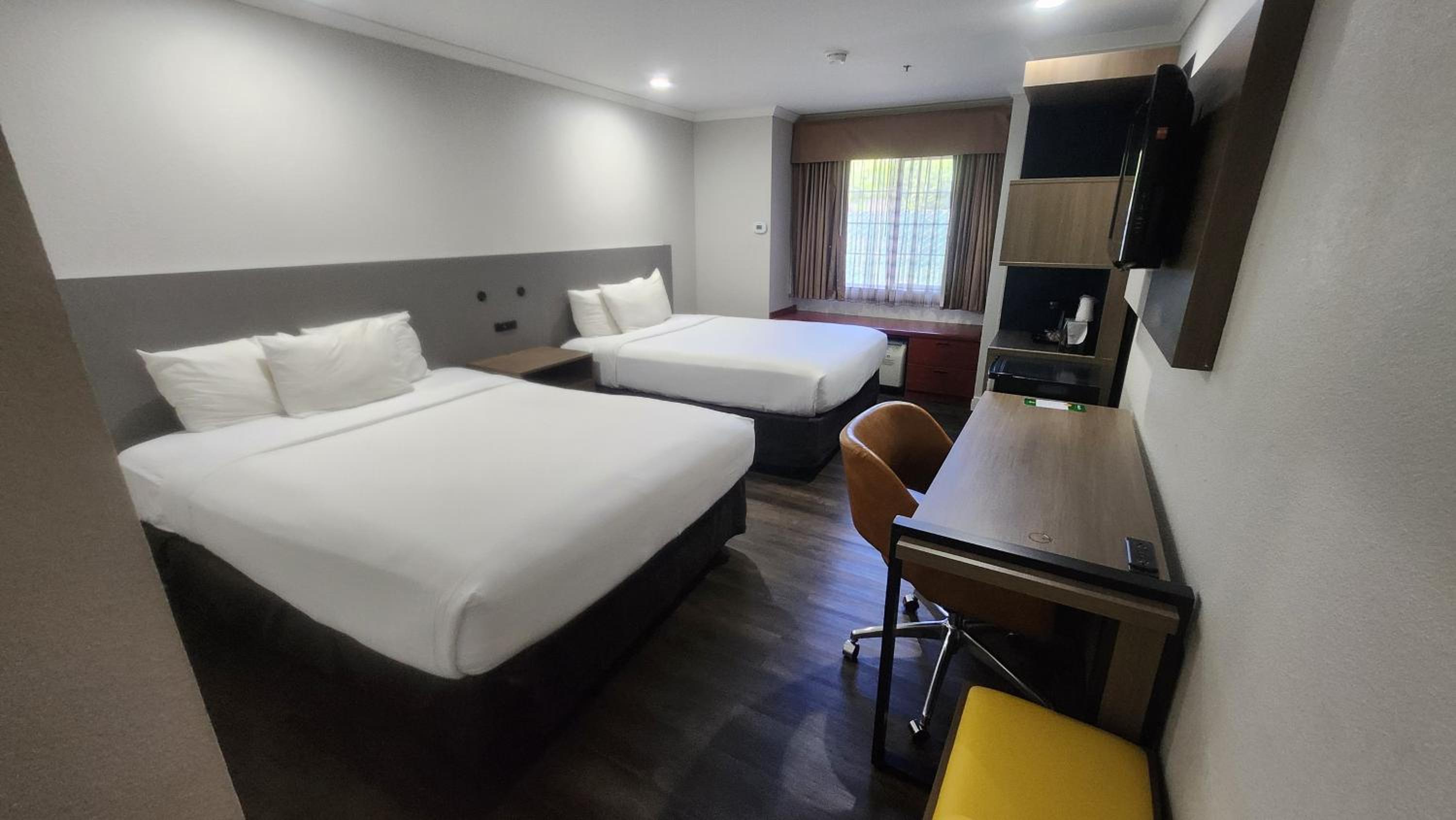 Quadruple Room with Two Queen Beds - Non Smoking - Photo 1