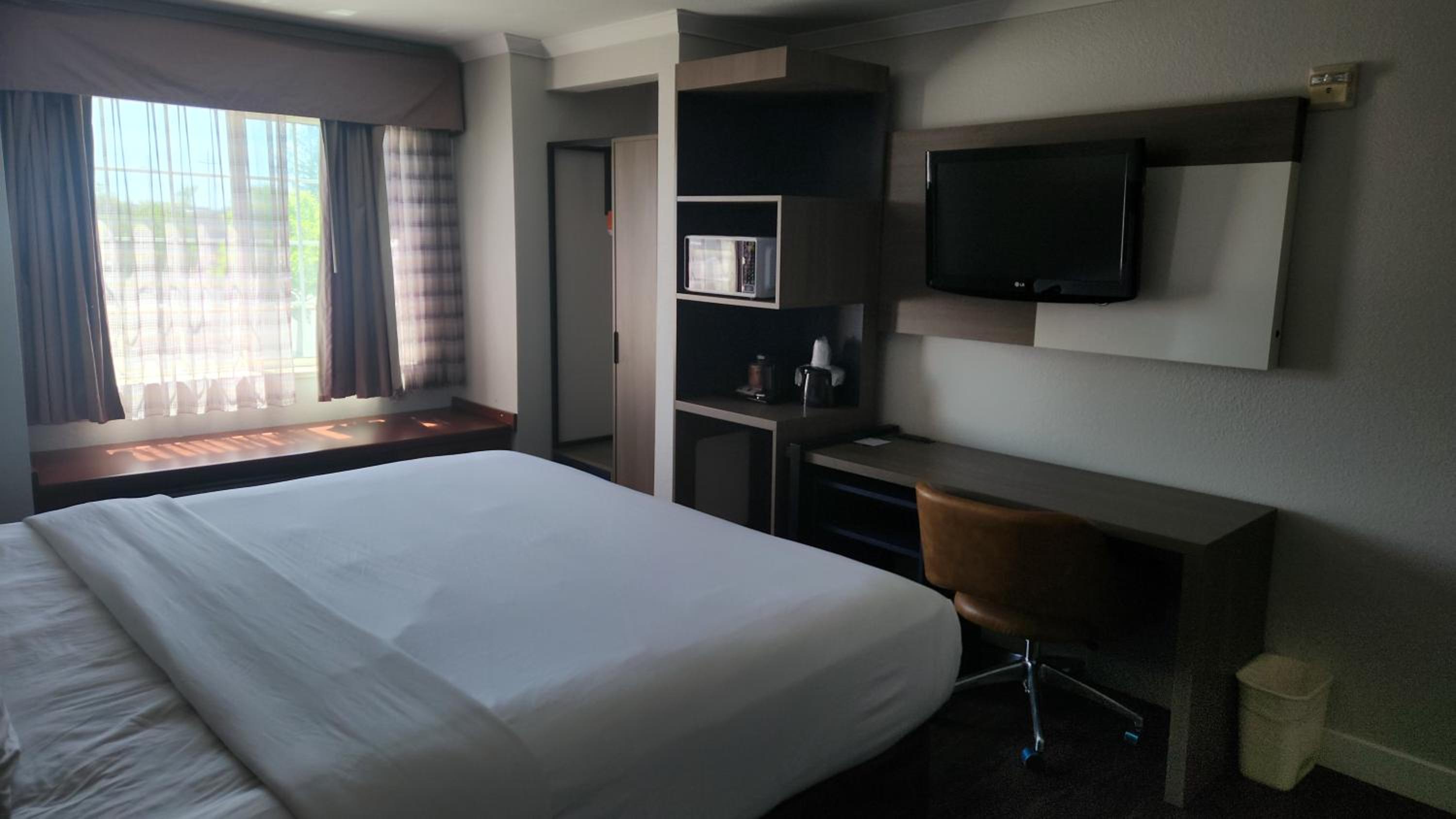 King Room - Non Smoking - Photo 1