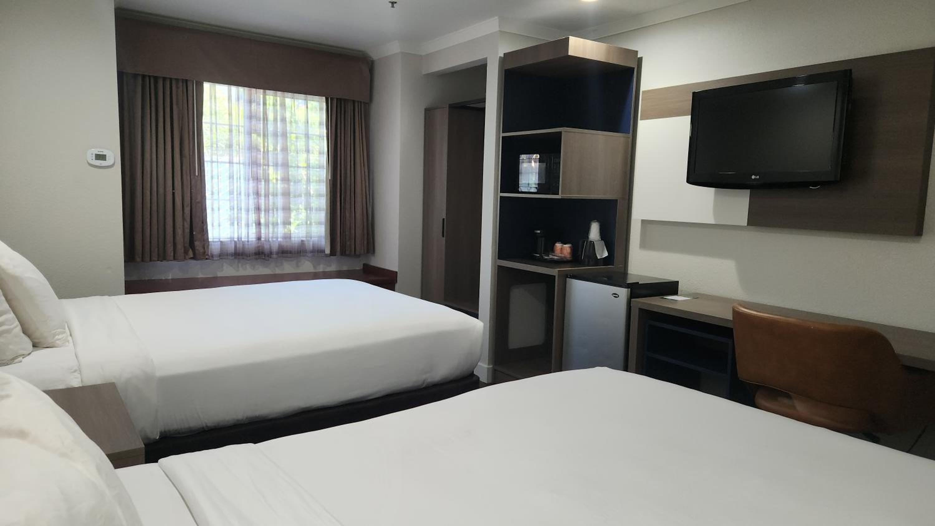 Quadruple Room with Two Queen Beds - Non Smoking - Photo 3