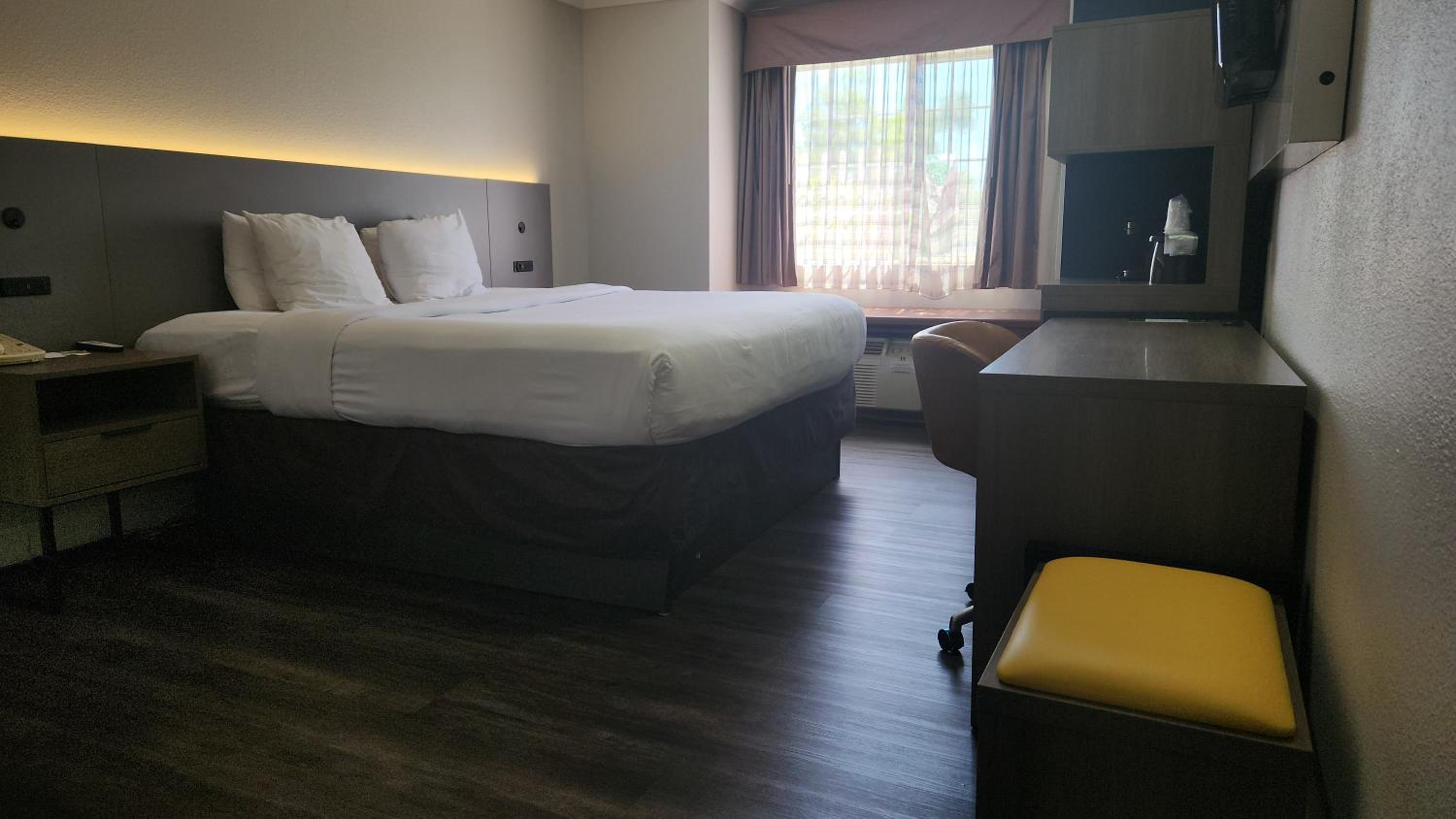 King Room - Non Smoking - Photo 3