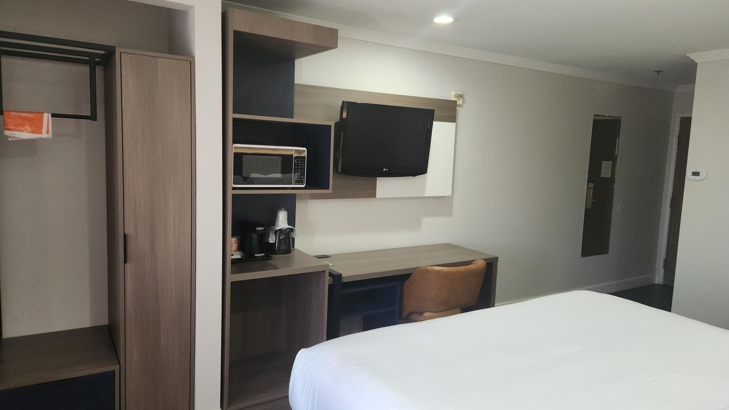 Queen Room - Disability Access/Non Smoking - Photo 1