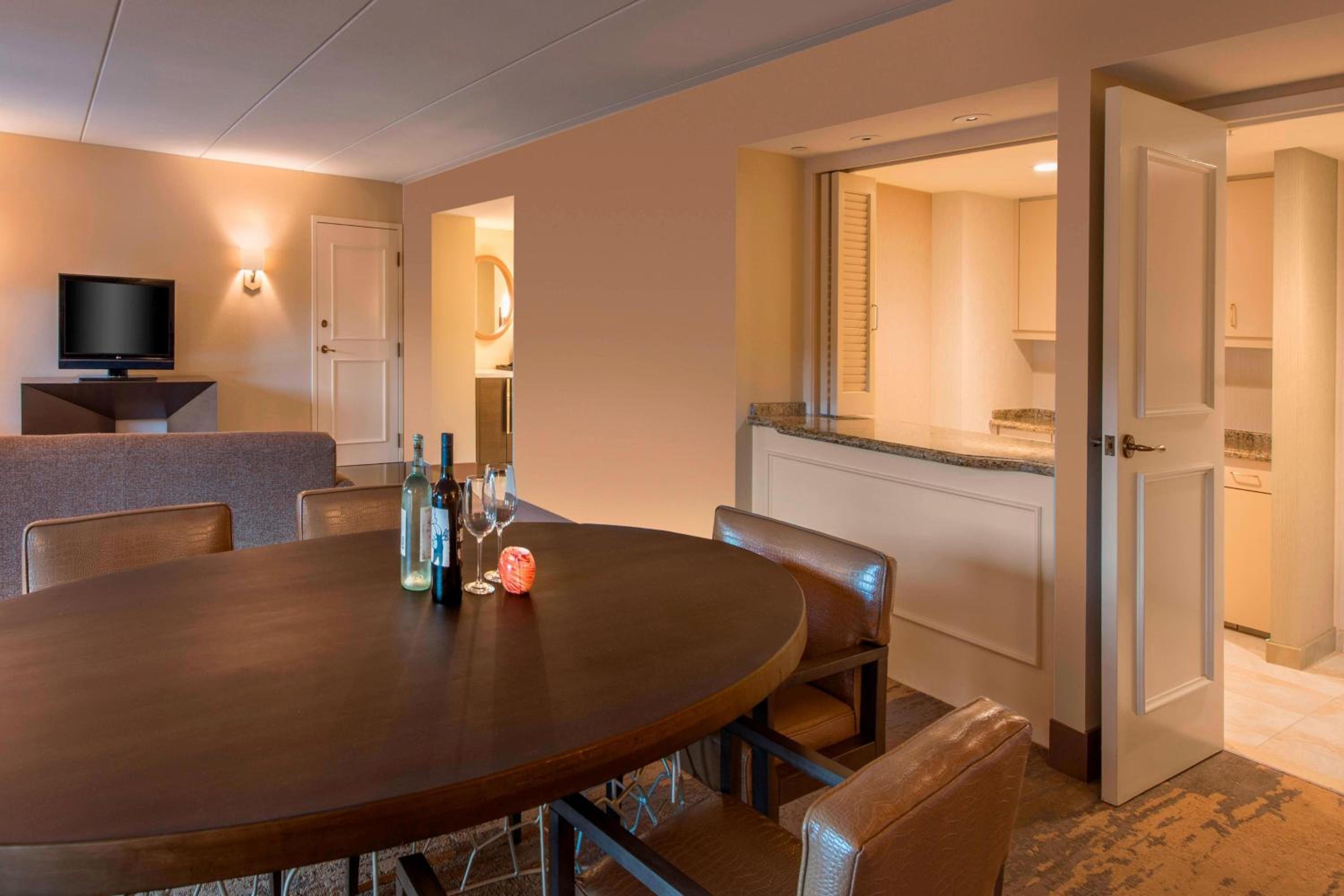 Hospitality, Parlor, Sofa bed, Lake view photo 2