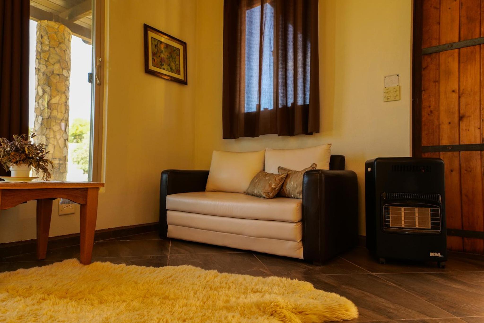 King Suite with 1 kingsize bed and sofa photo 3
