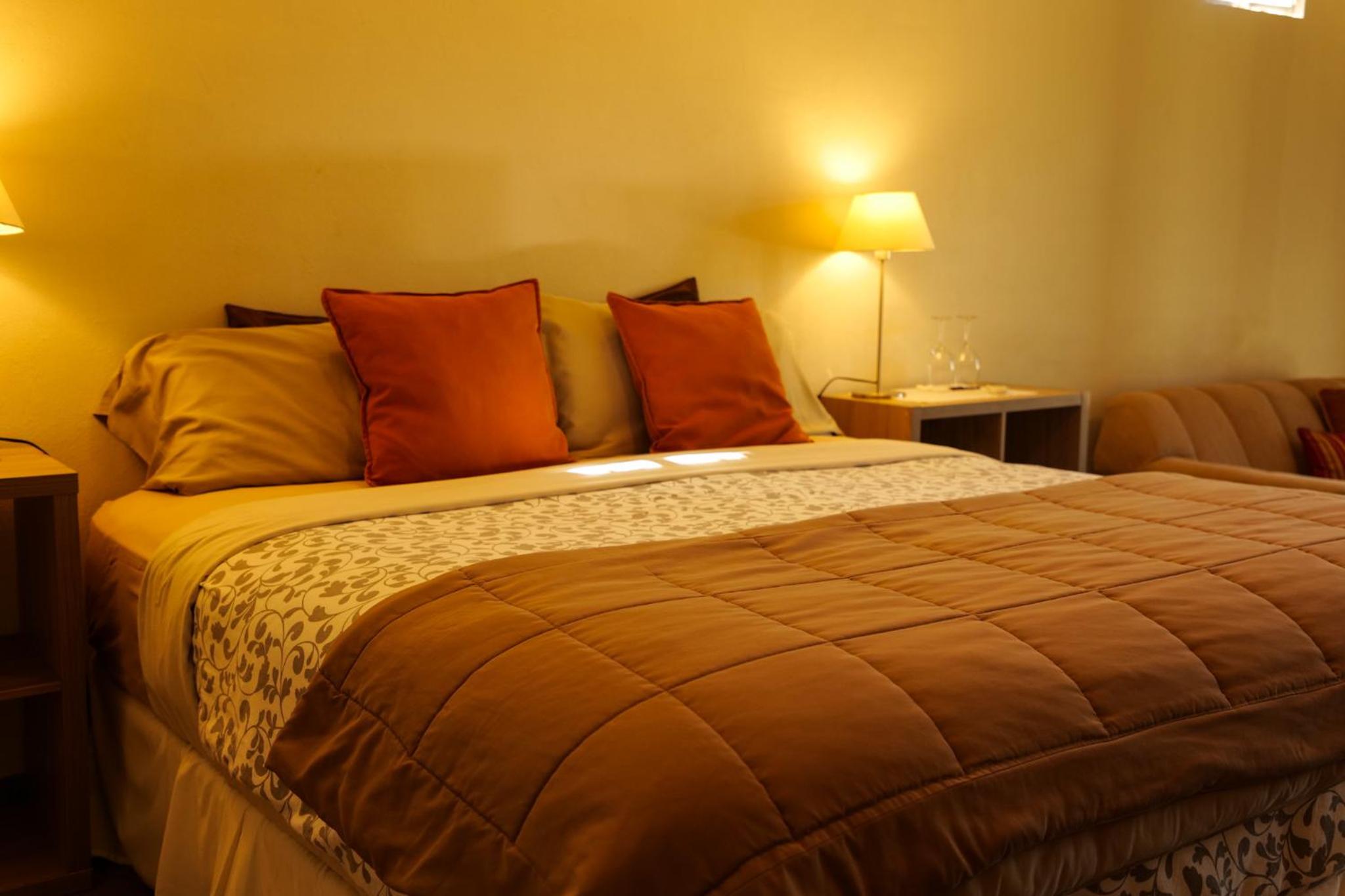 King Suite with 1 kingsize bed and sofa photo 2