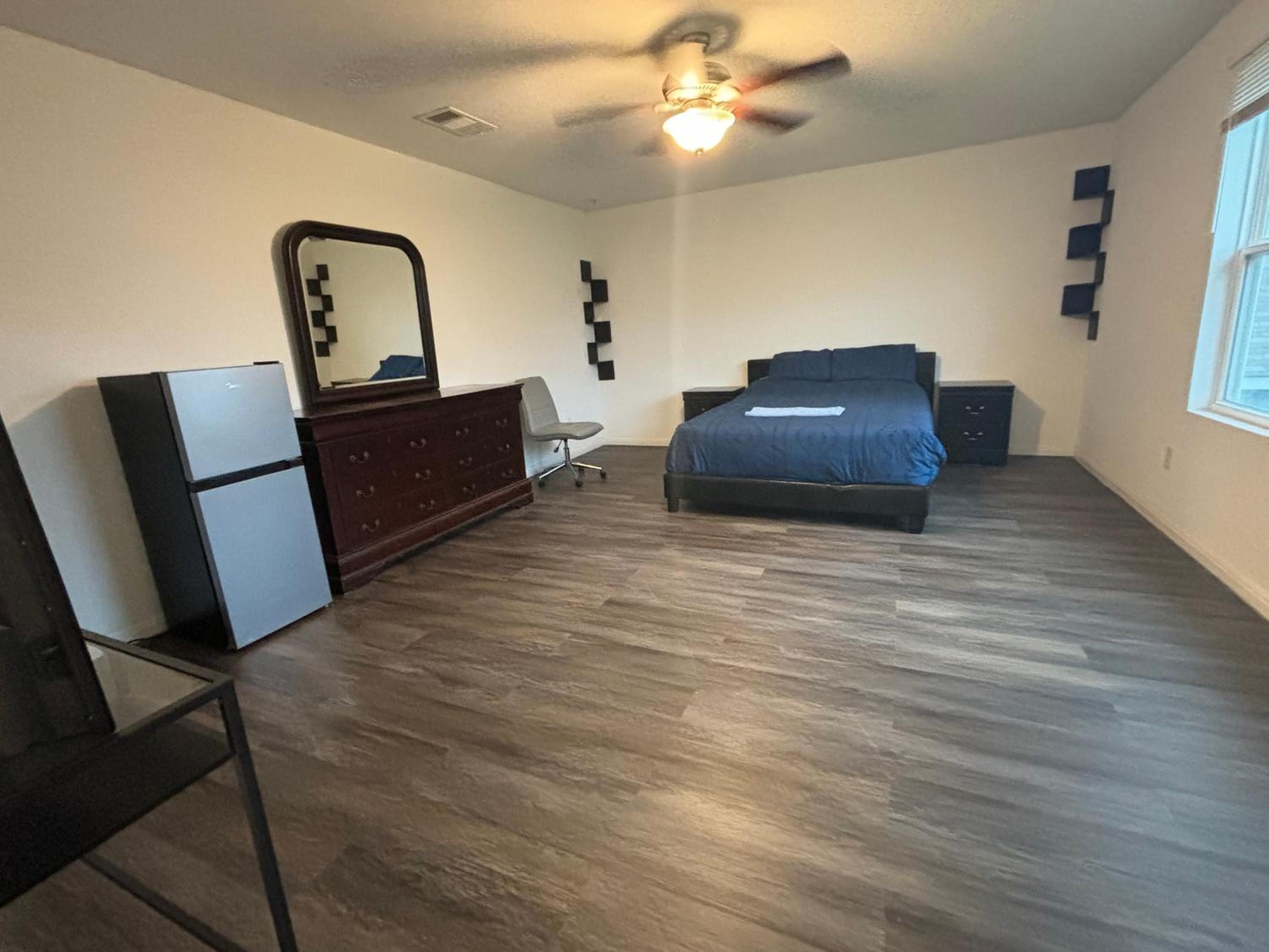 Single Room with Private Bathroom photo 2
