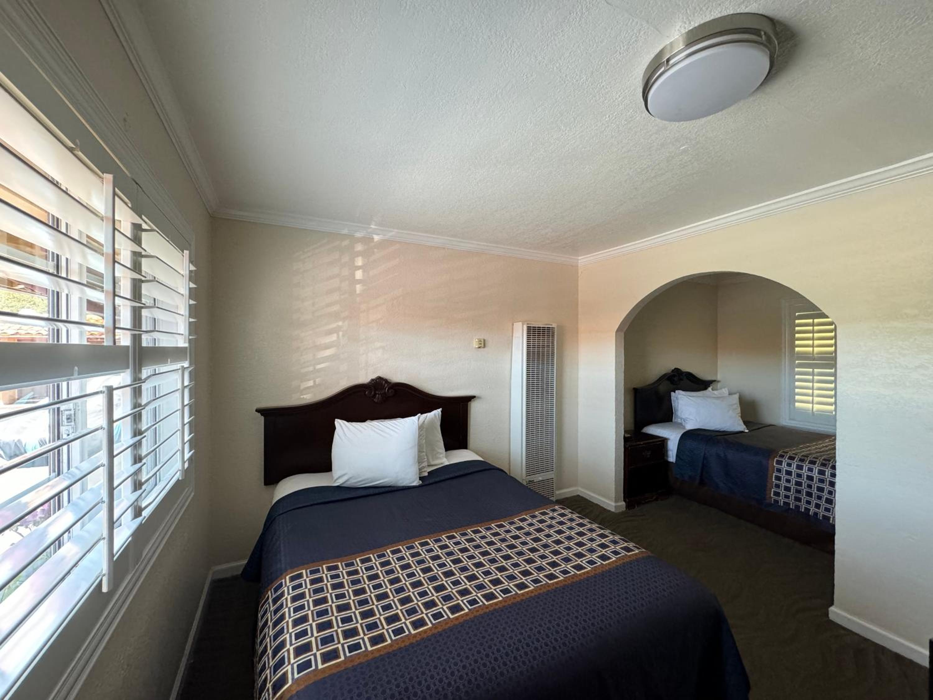 Double Room with Double Bed and Queen Bed photo 3
