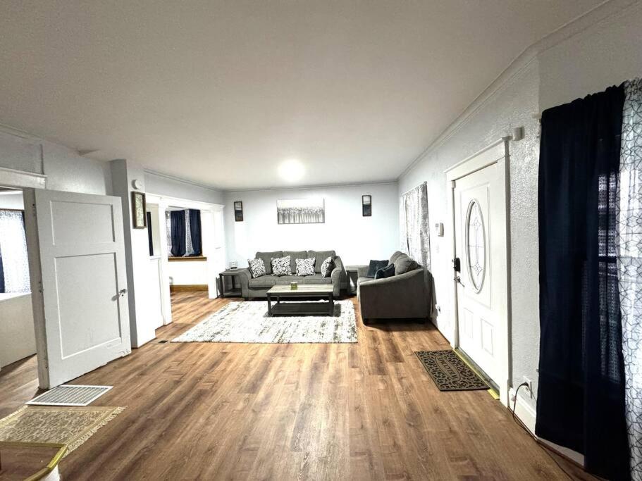 Three-Bedroom House photo 2