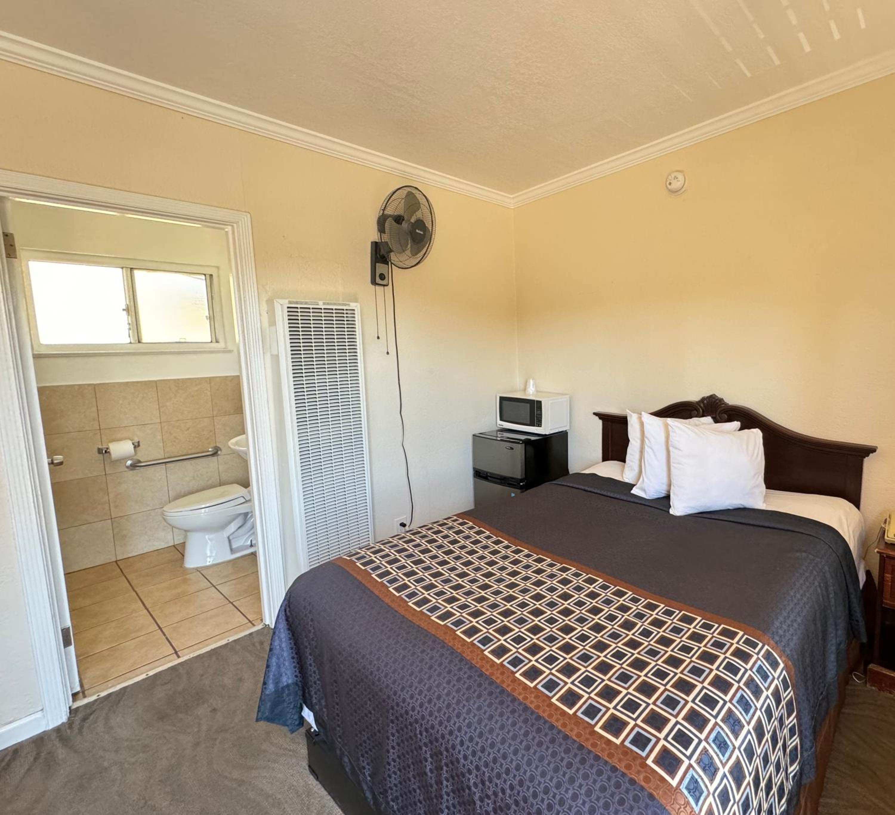Queen Room photo 2