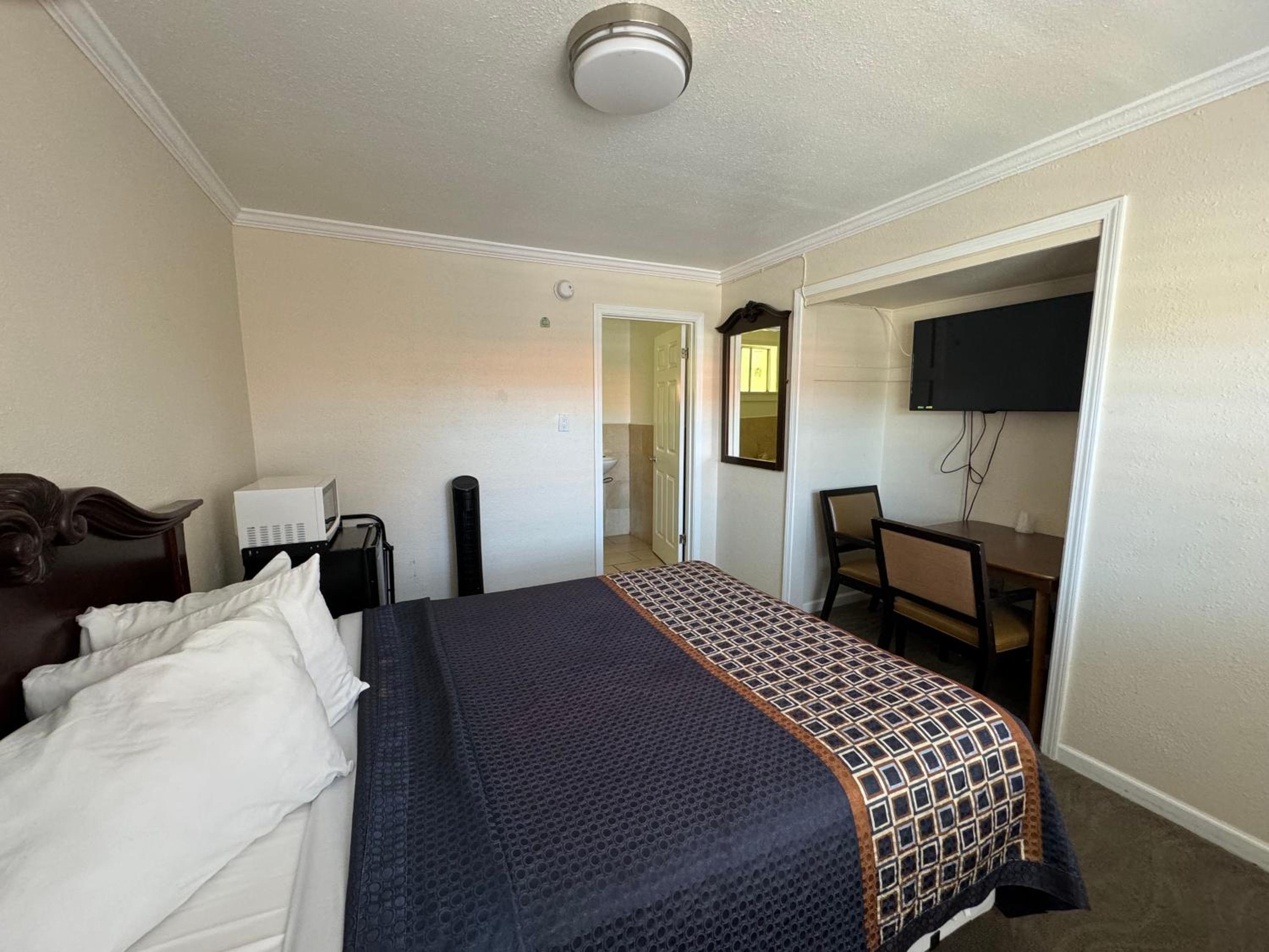 Queen Room photo 1