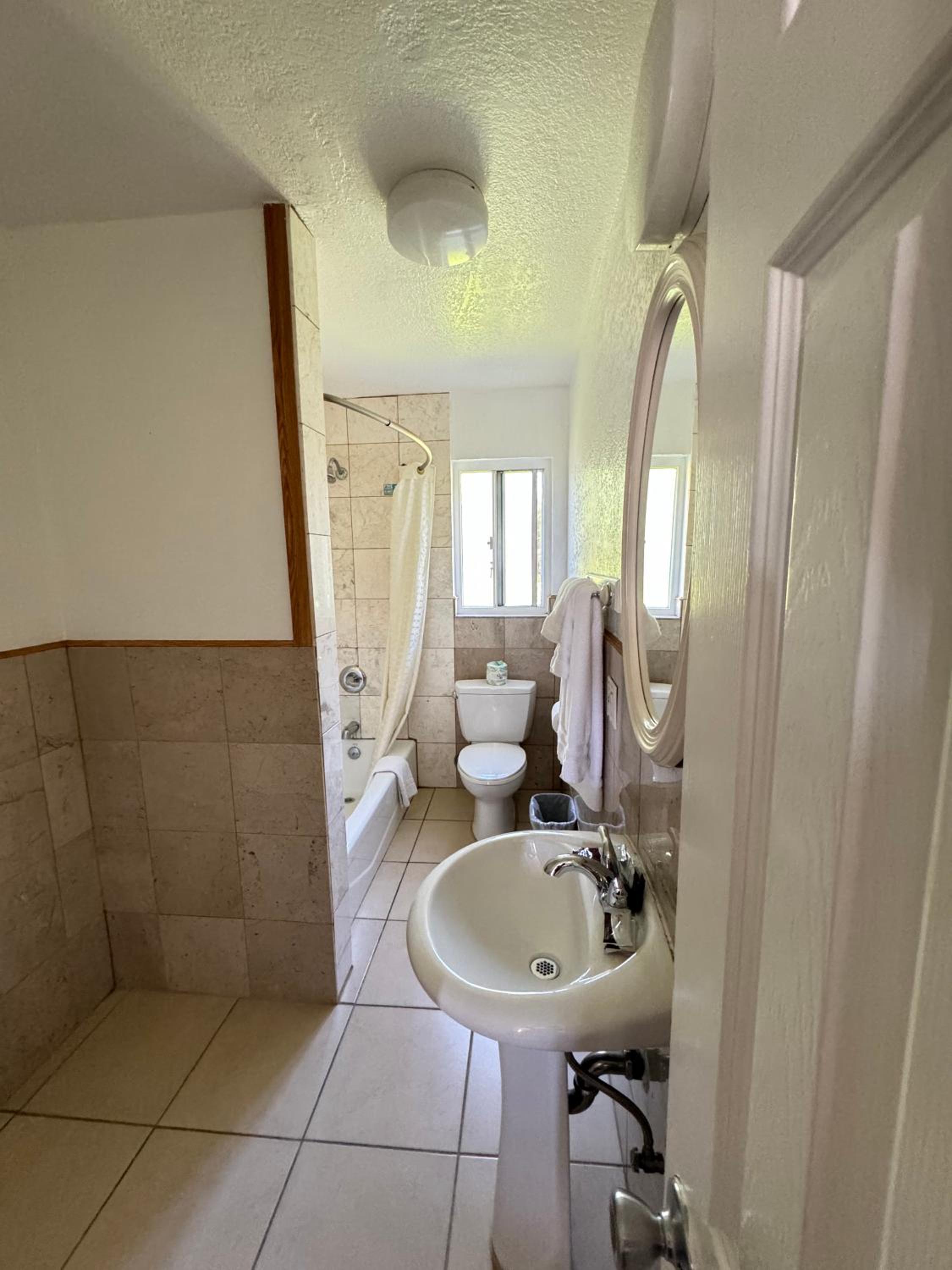 Double Room with Queen and King Bed photo 2