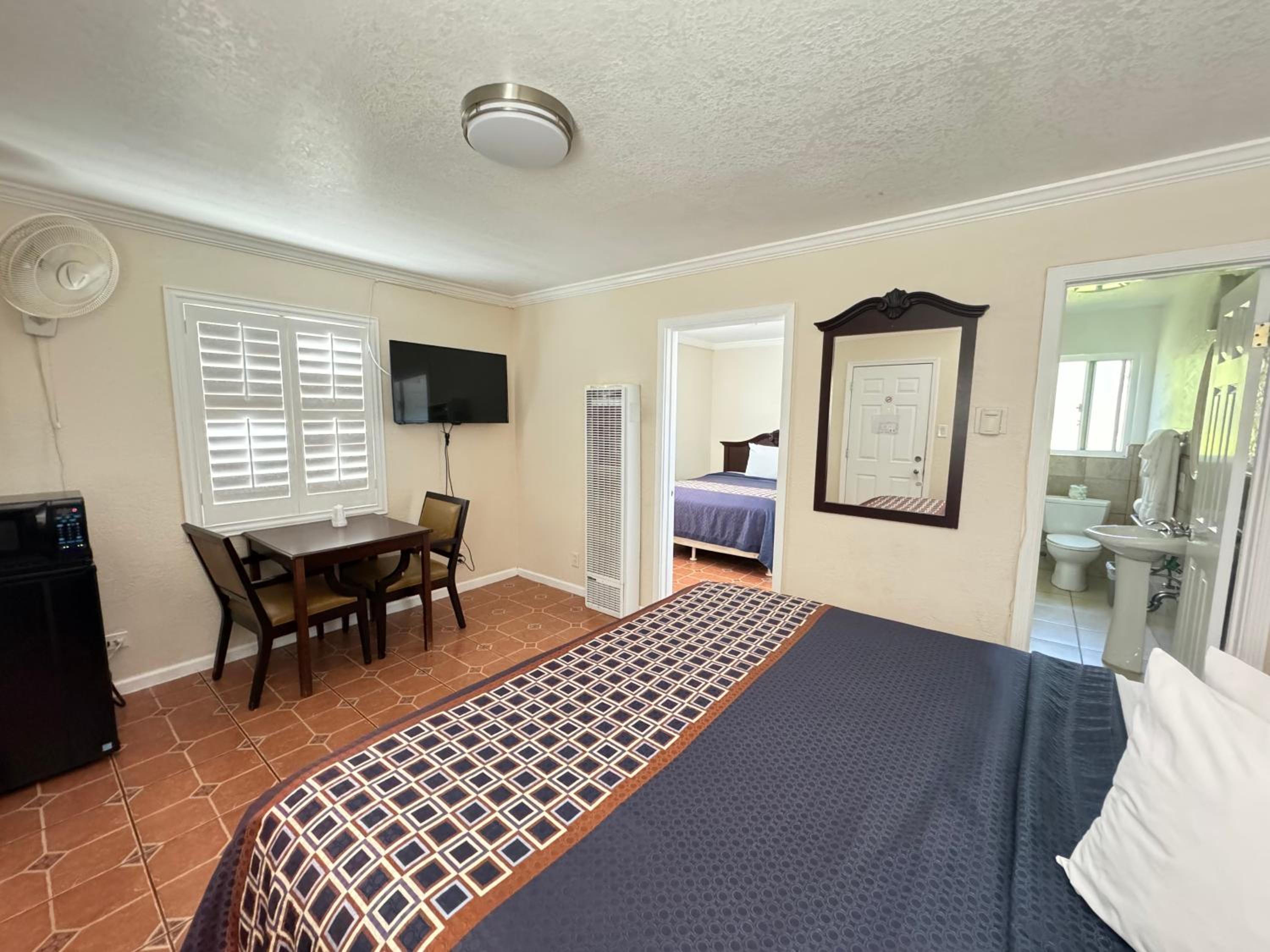 Double Room with Queen and King Bed photo 3