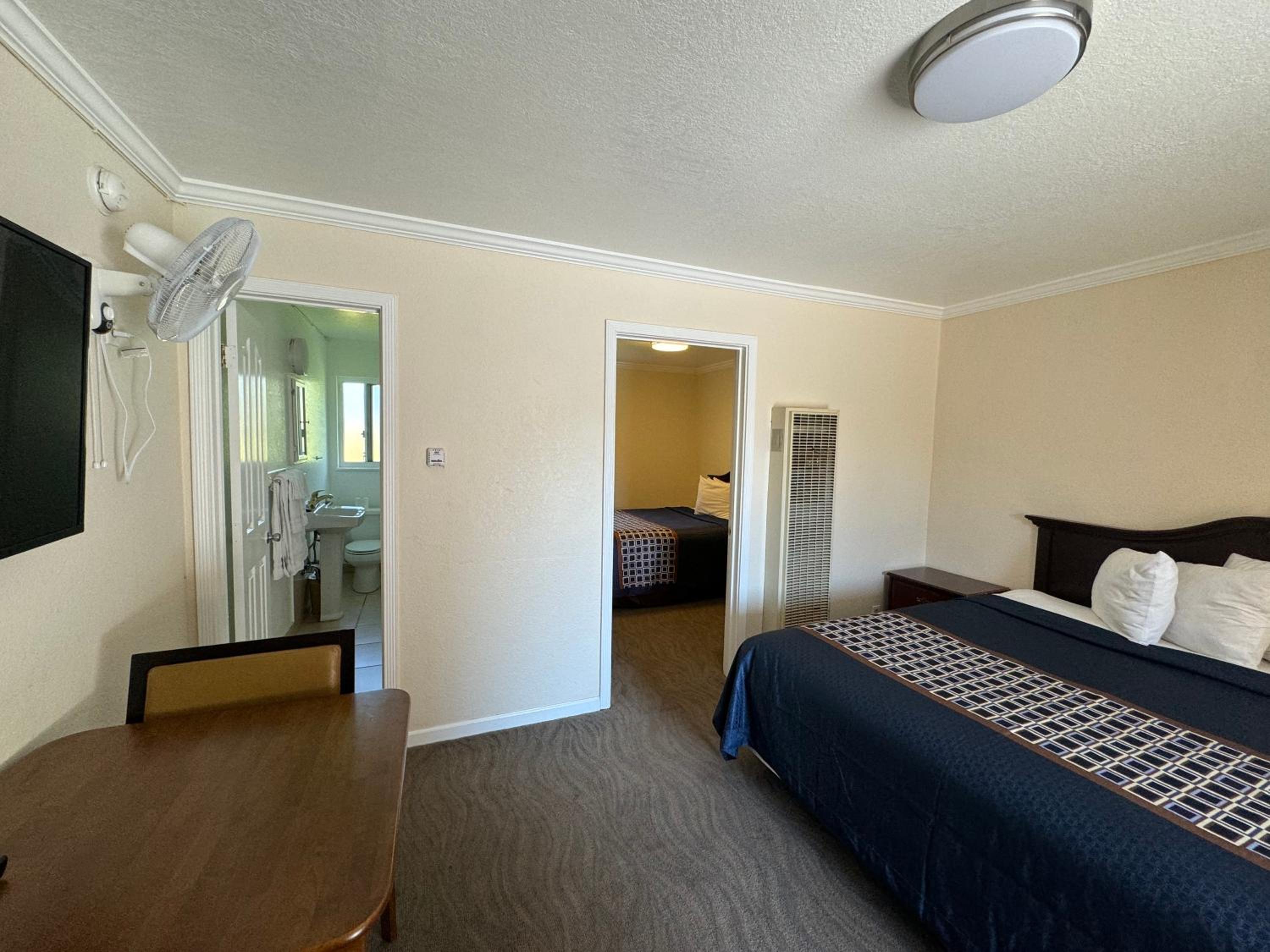 Double Room with Queen and King Bed photo 1