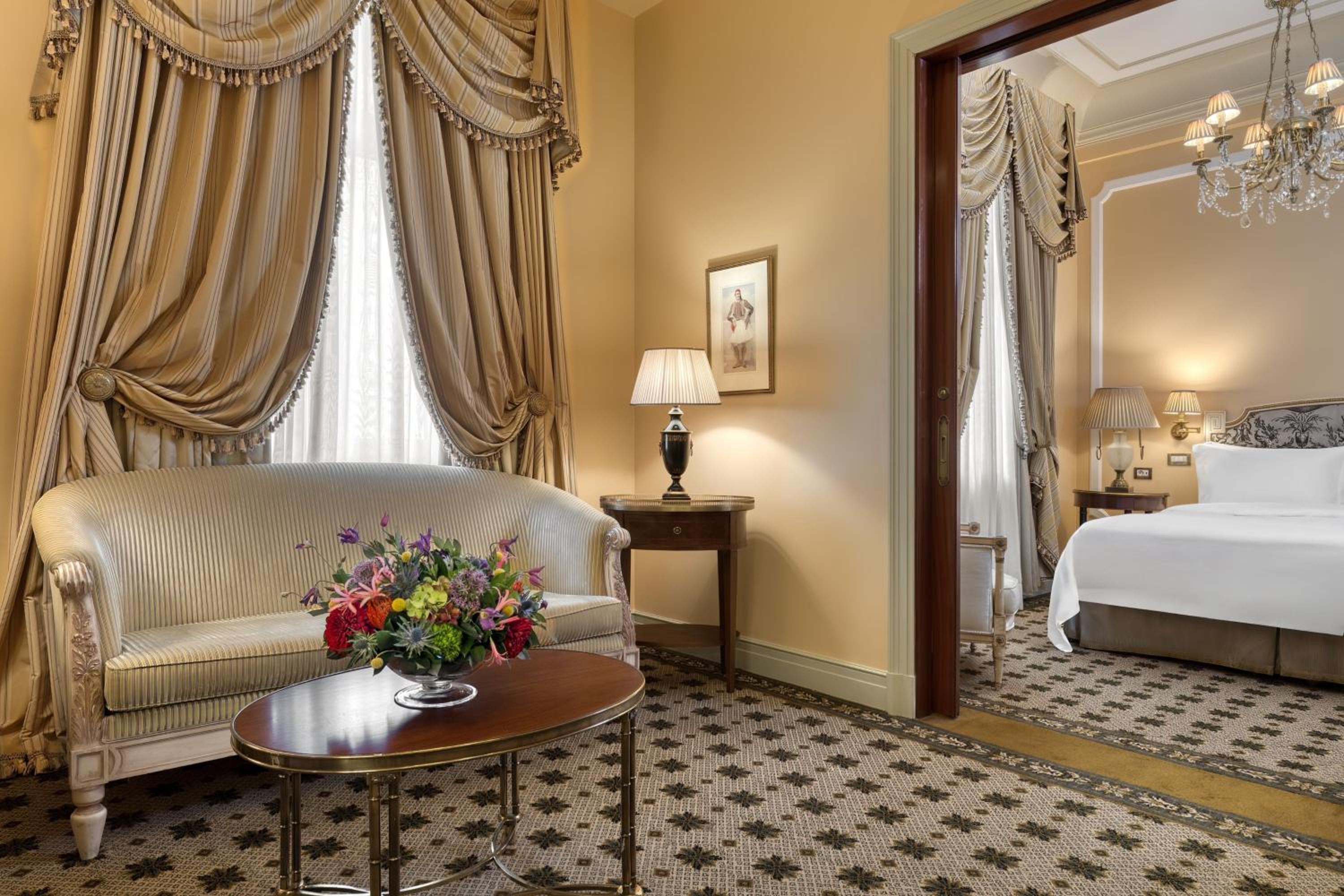 Deluxe Suite, 1 Bedroom Suite, 1 King, Courtyard view