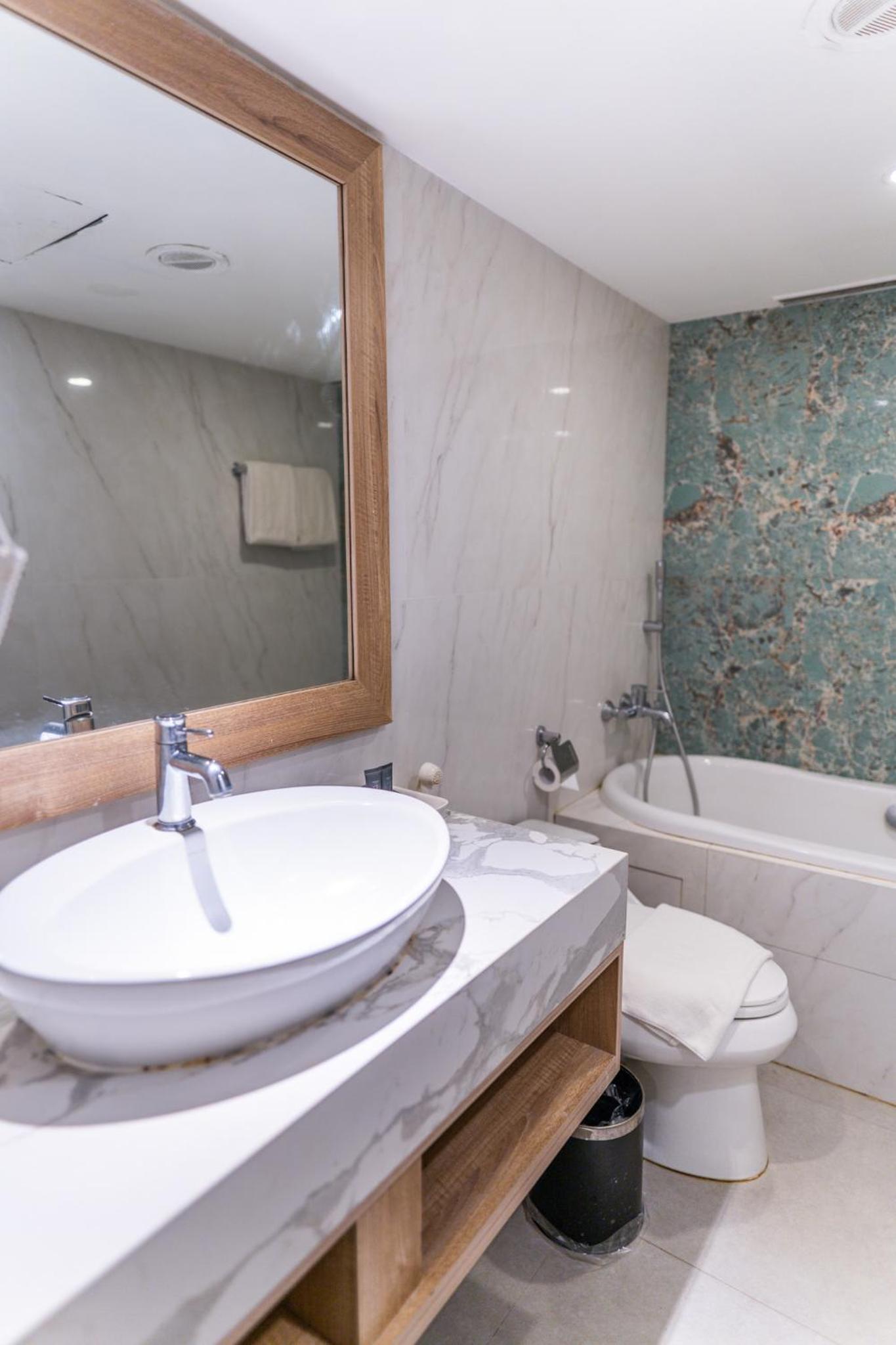 Executive Suite - Photo 2