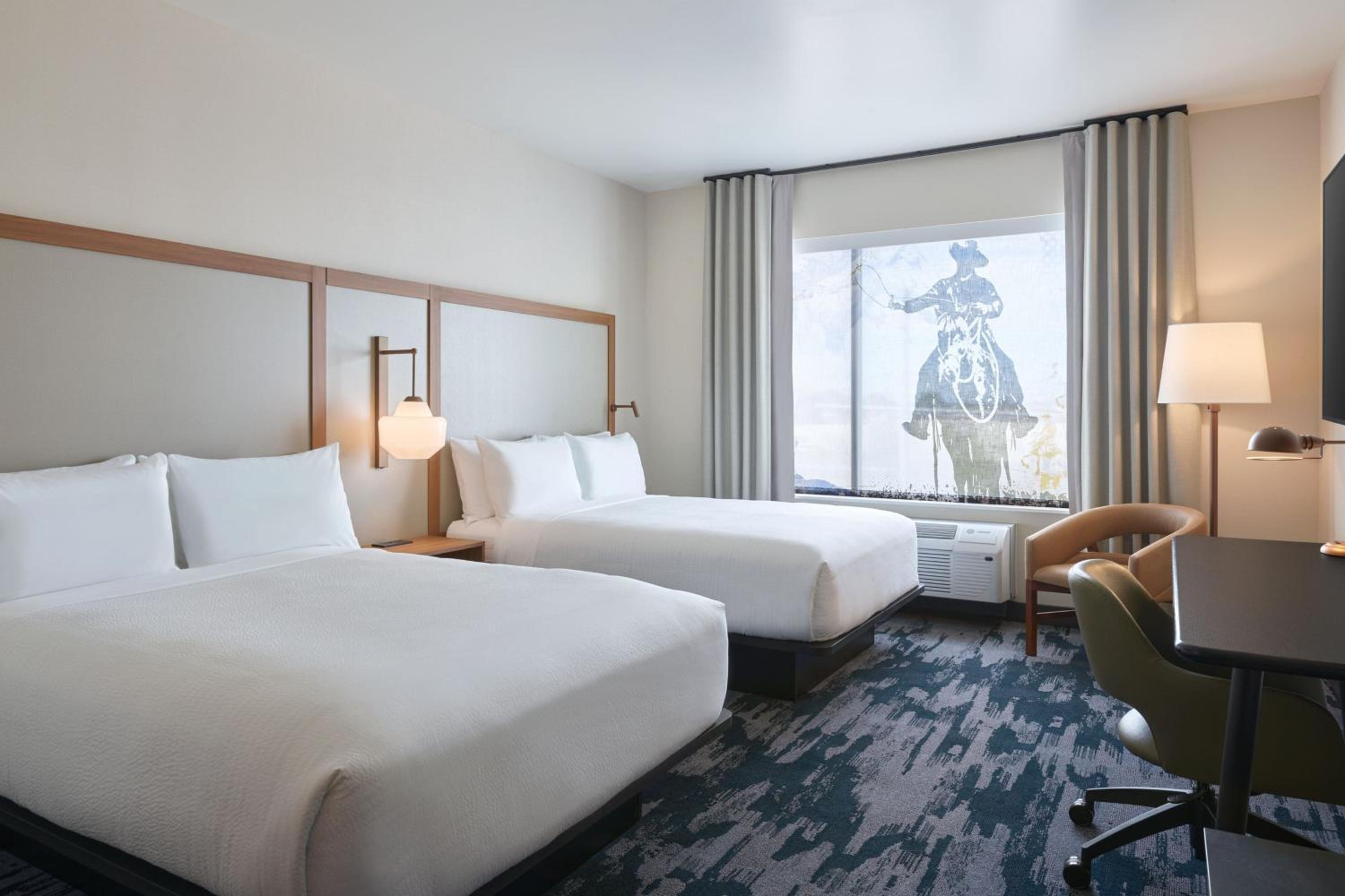 Standard Queen Room with Two Queen Beds - Photo 2