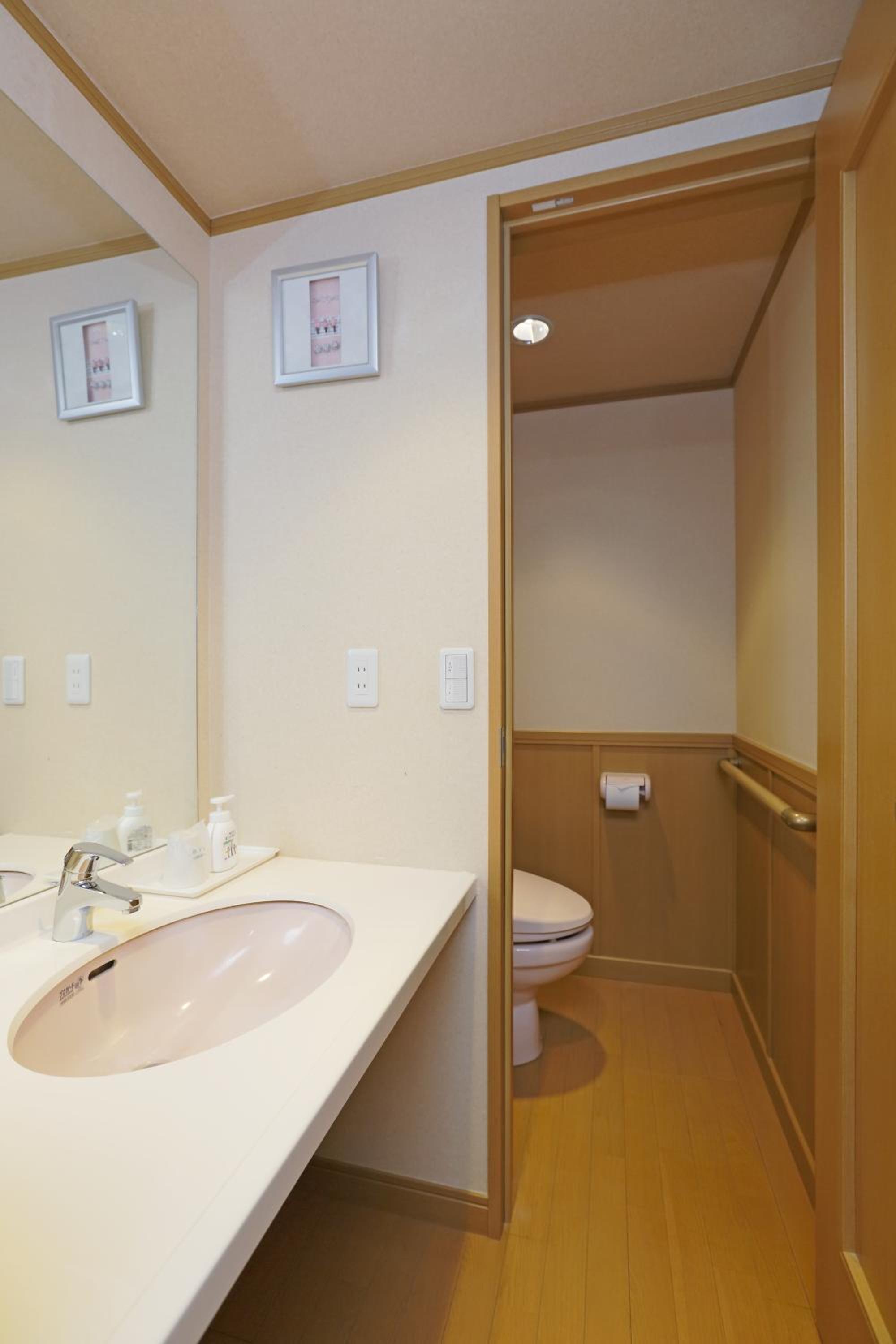 Standard Japanese-Style Room with Shared Bathroom photo 2