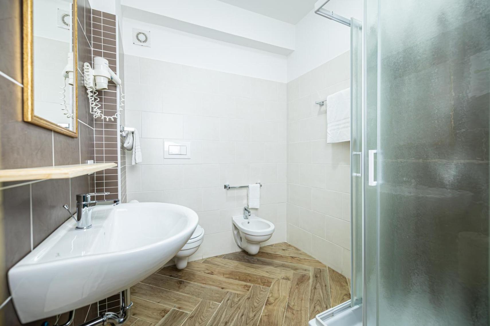 Deluxe Double Room with Sea View - Photo 6