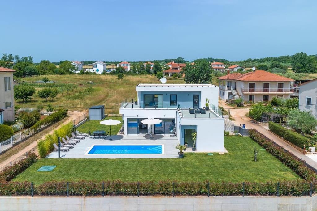 Three-Bedroom Villa photo 2