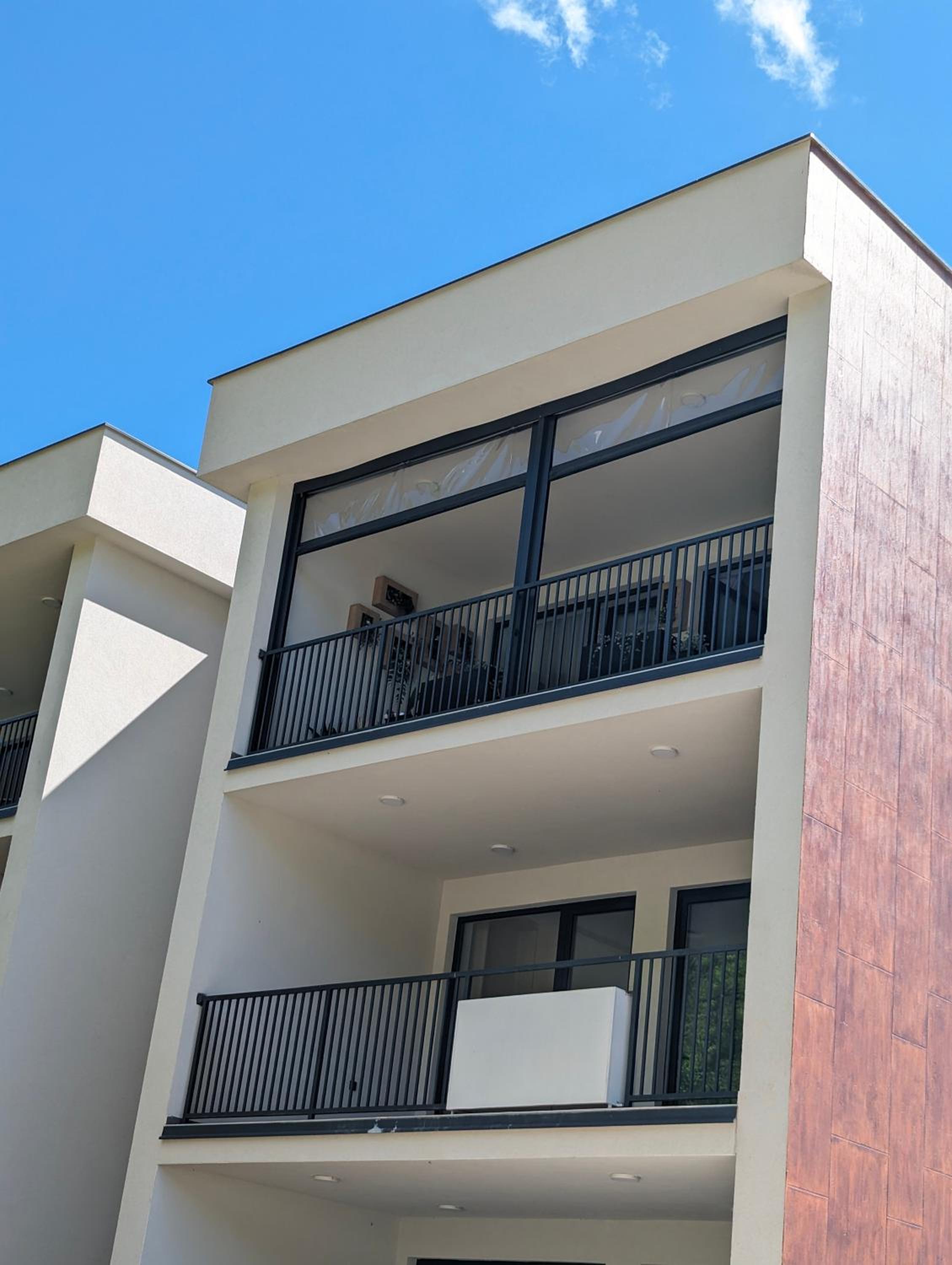 One-Bedroom Apartment With Balcony And Mountain View   photo 2