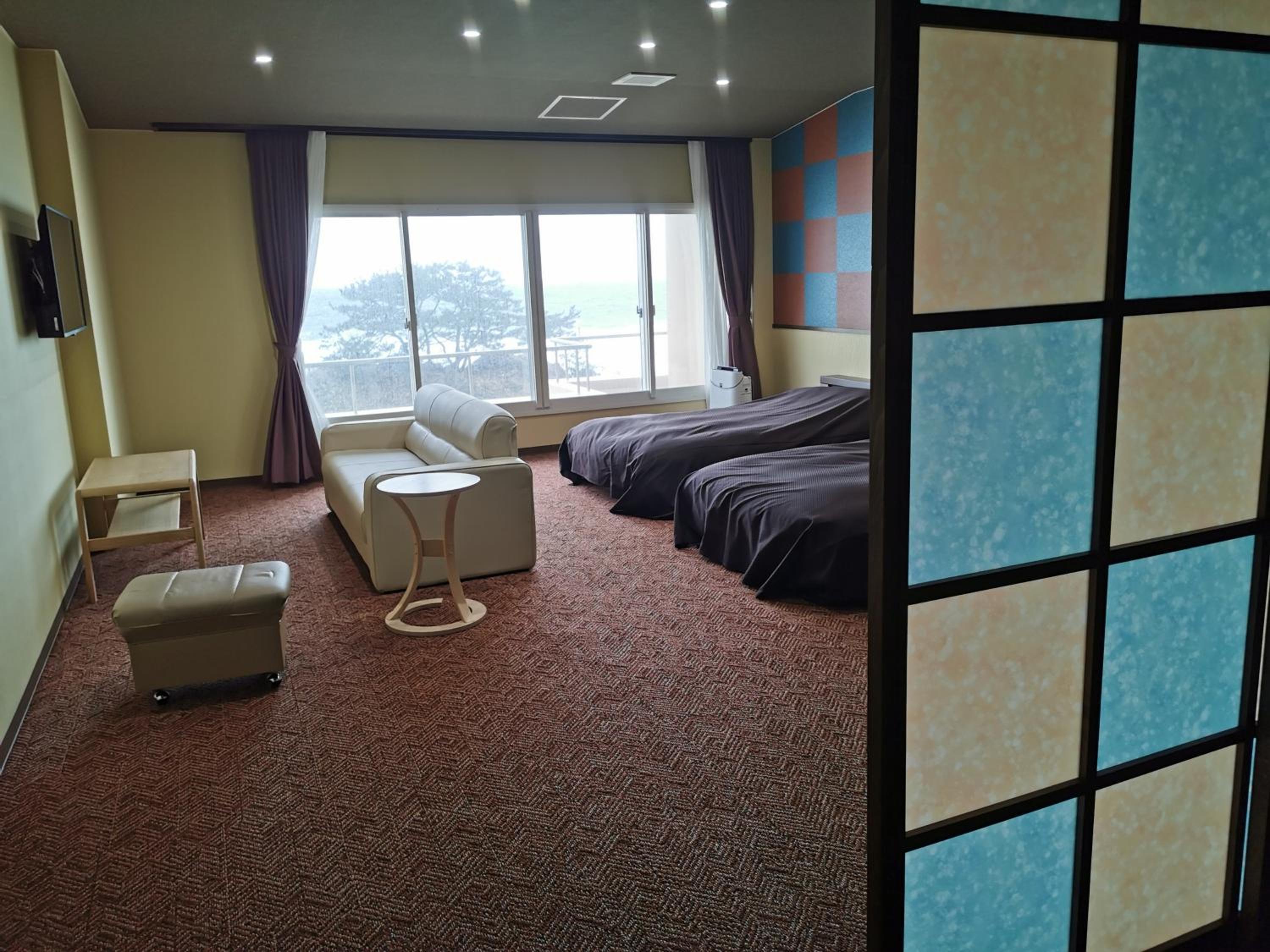 Twin Room with Shared Bathroom - Non-Smoking photo 3