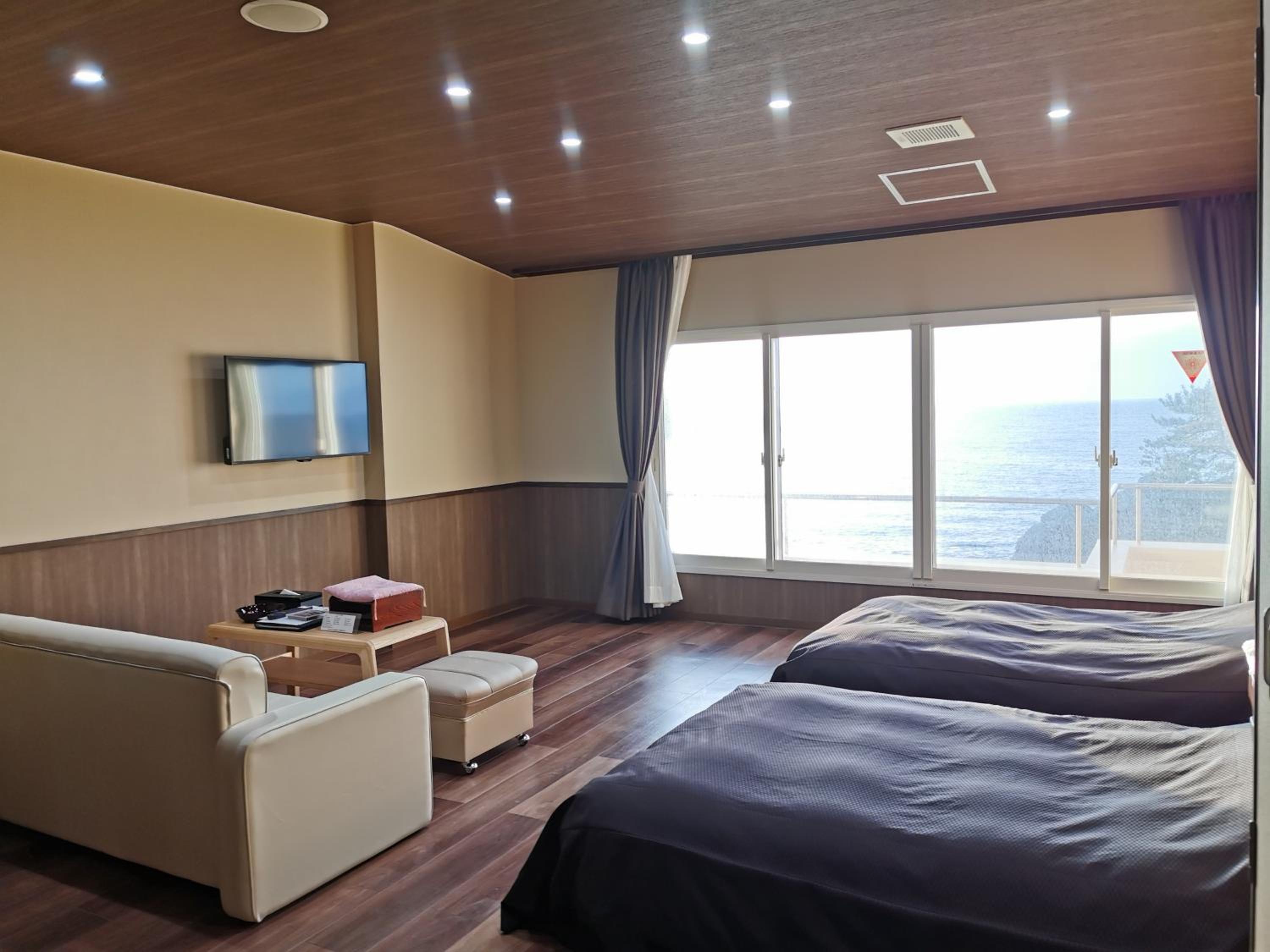Twin Room with Shared Bathroom - Non-Smoking photo 2