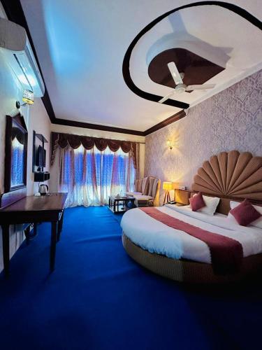 Queen Suite photo 2