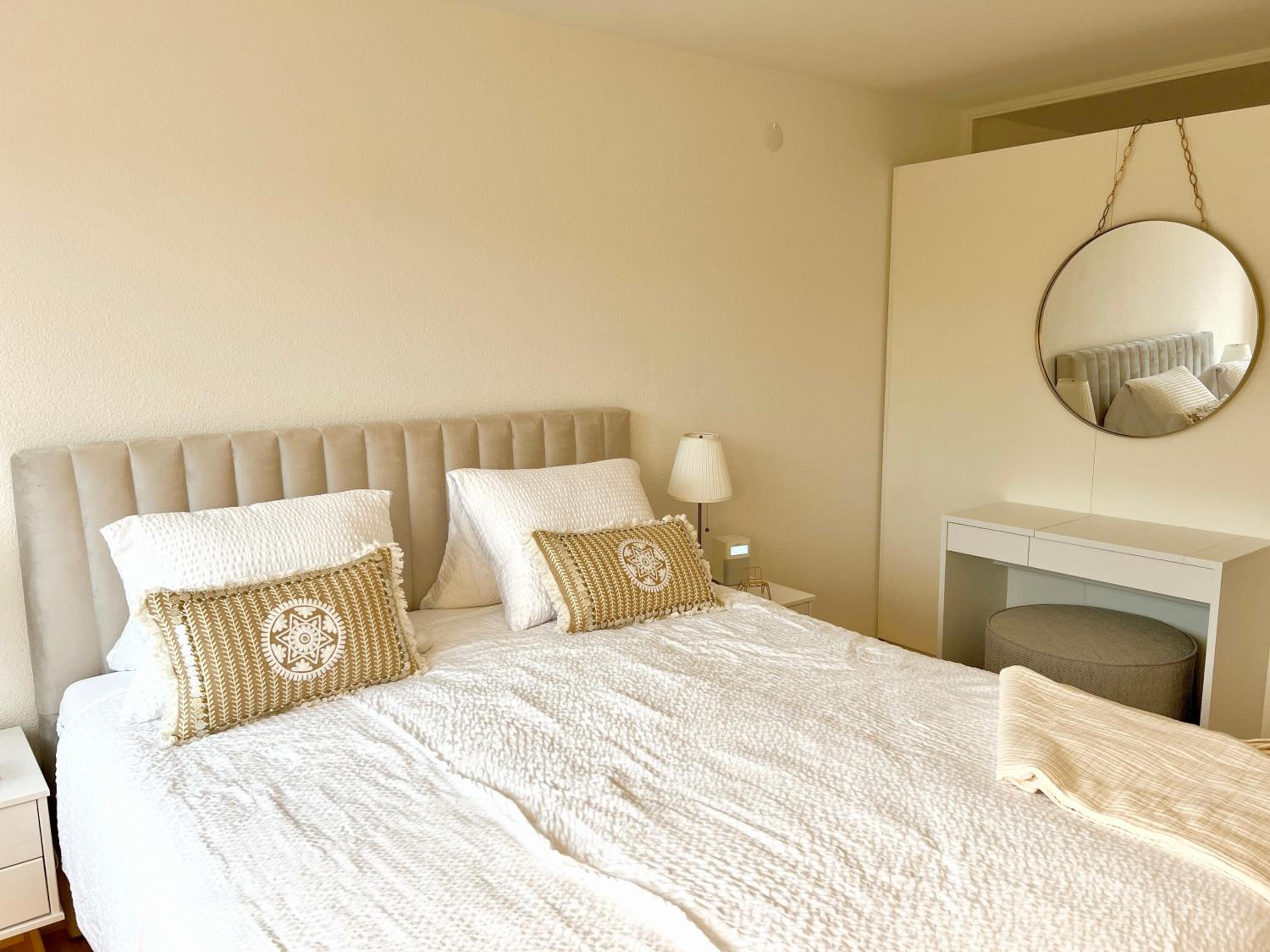 One-Bedroom Apartment with Lake View