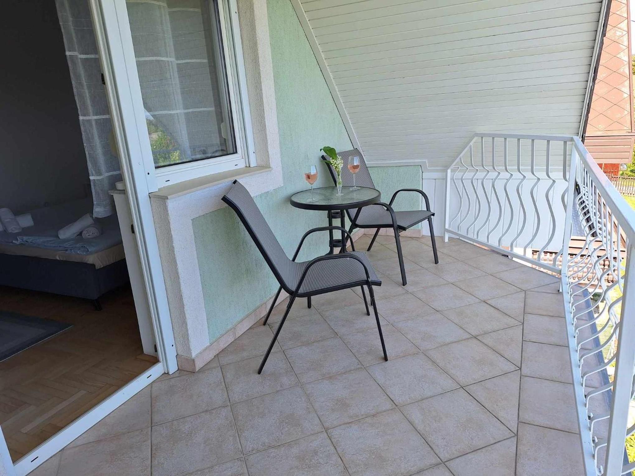 Apartment with Balcony photo 3