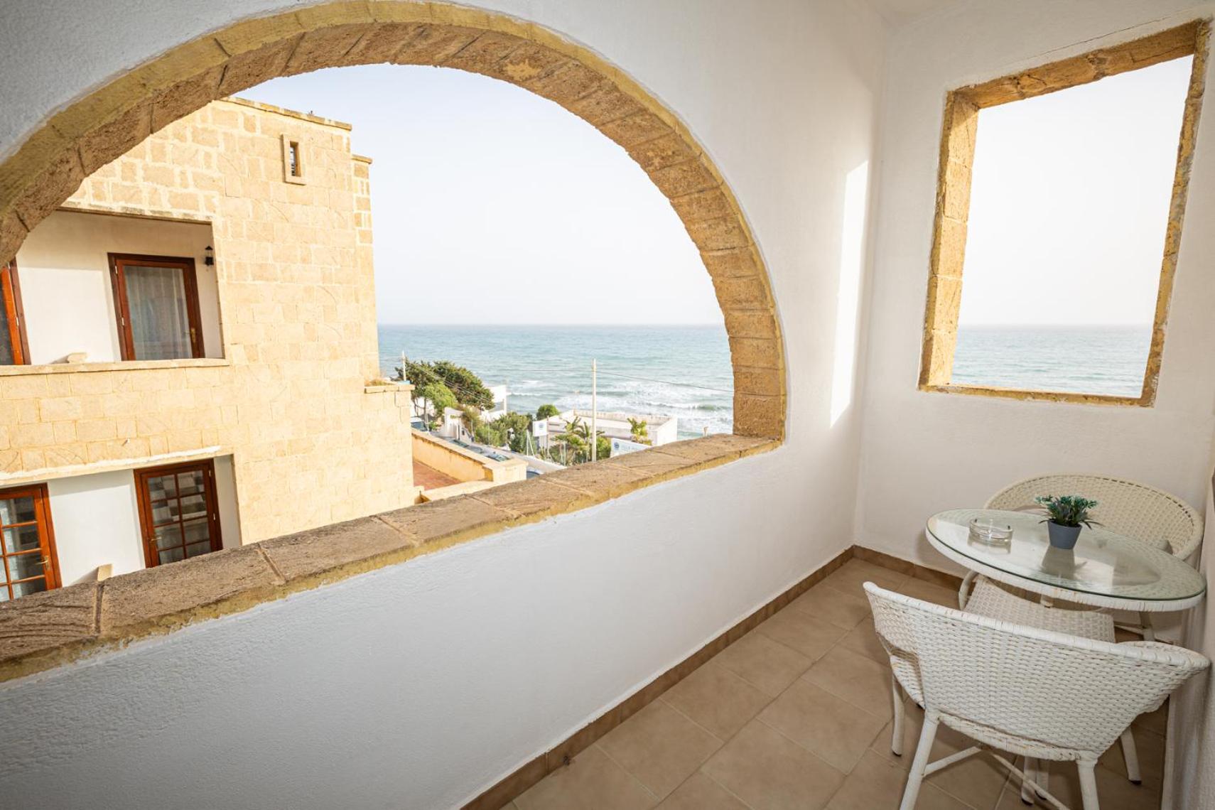 Deluxe Double Room with Sea View - Photo 9