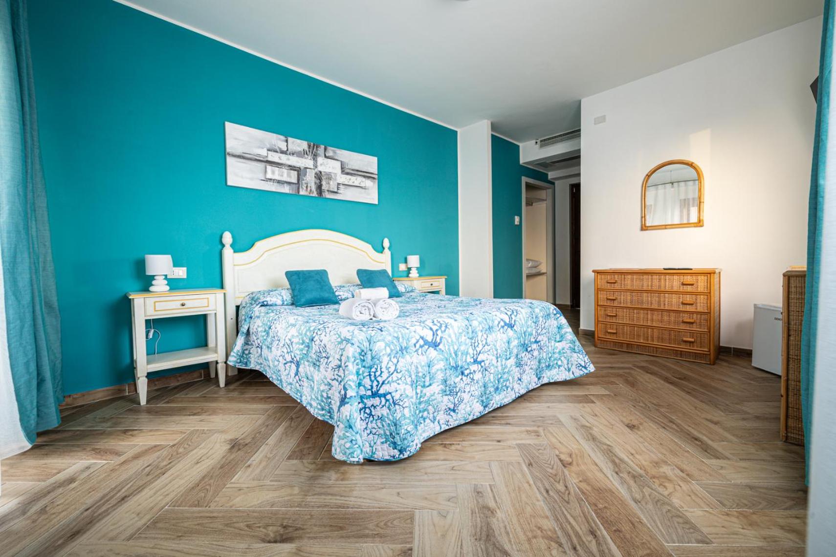 Deluxe Double Room with Sea View - Photo 5