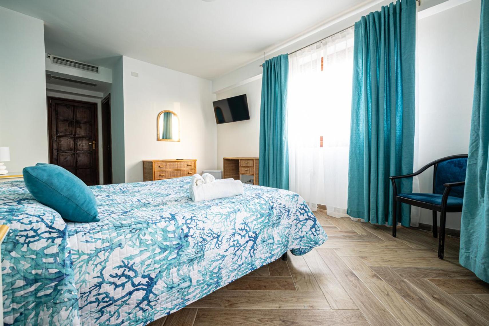 Deluxe Double Room with Sea View - Photo 8