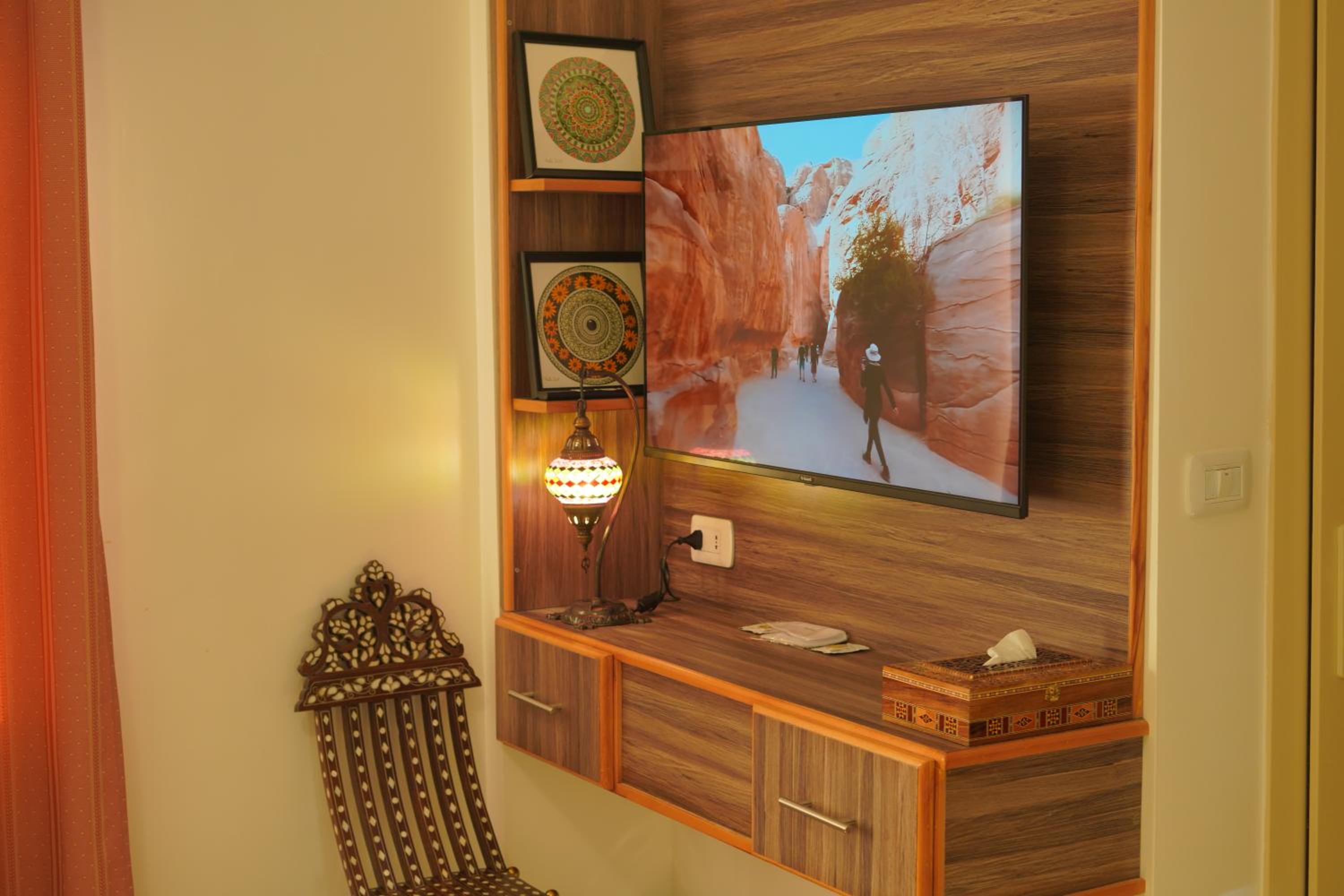 Deluxe King Room - Photo 8