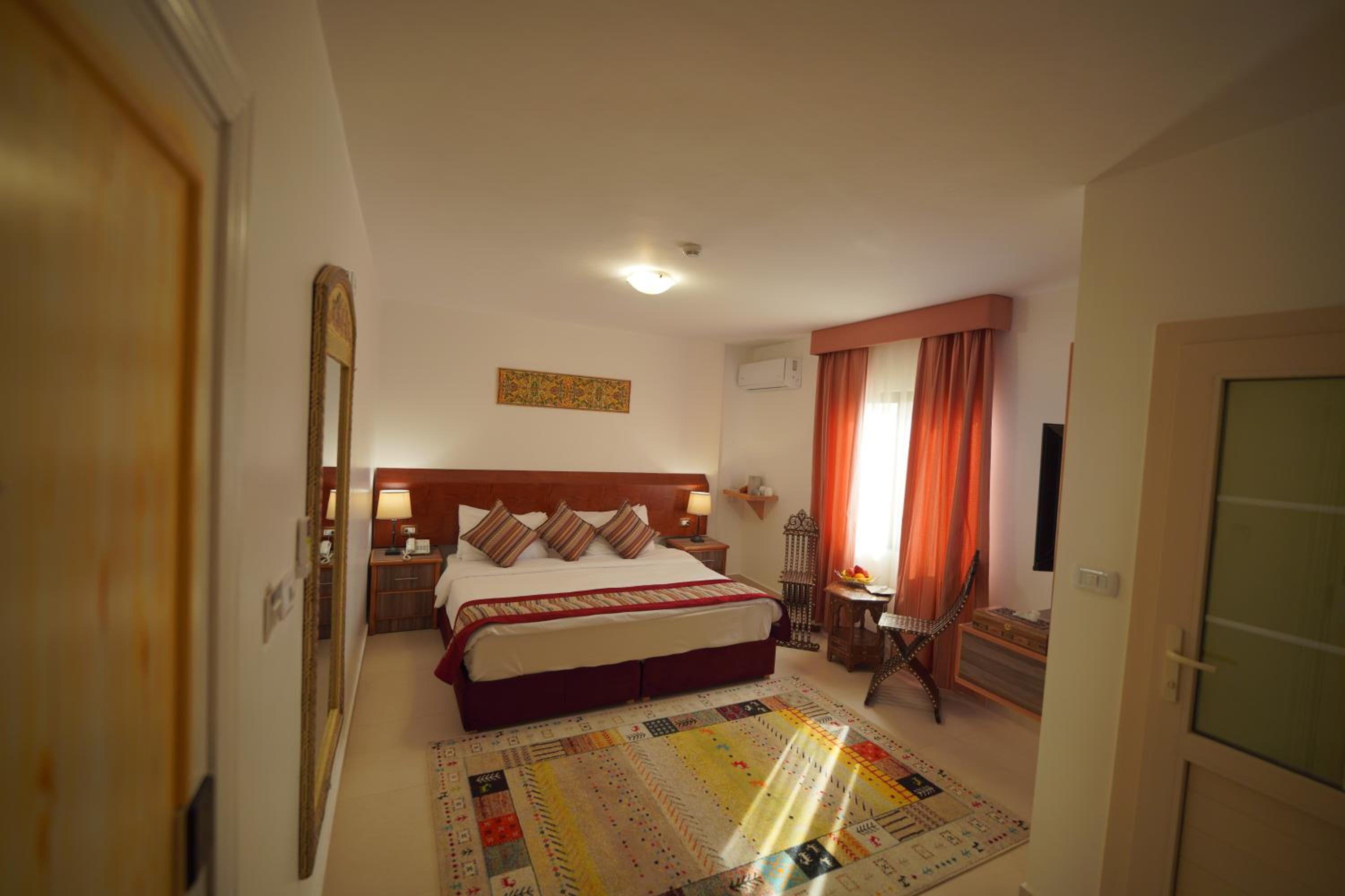 Deluxe King Room - Photo 3
