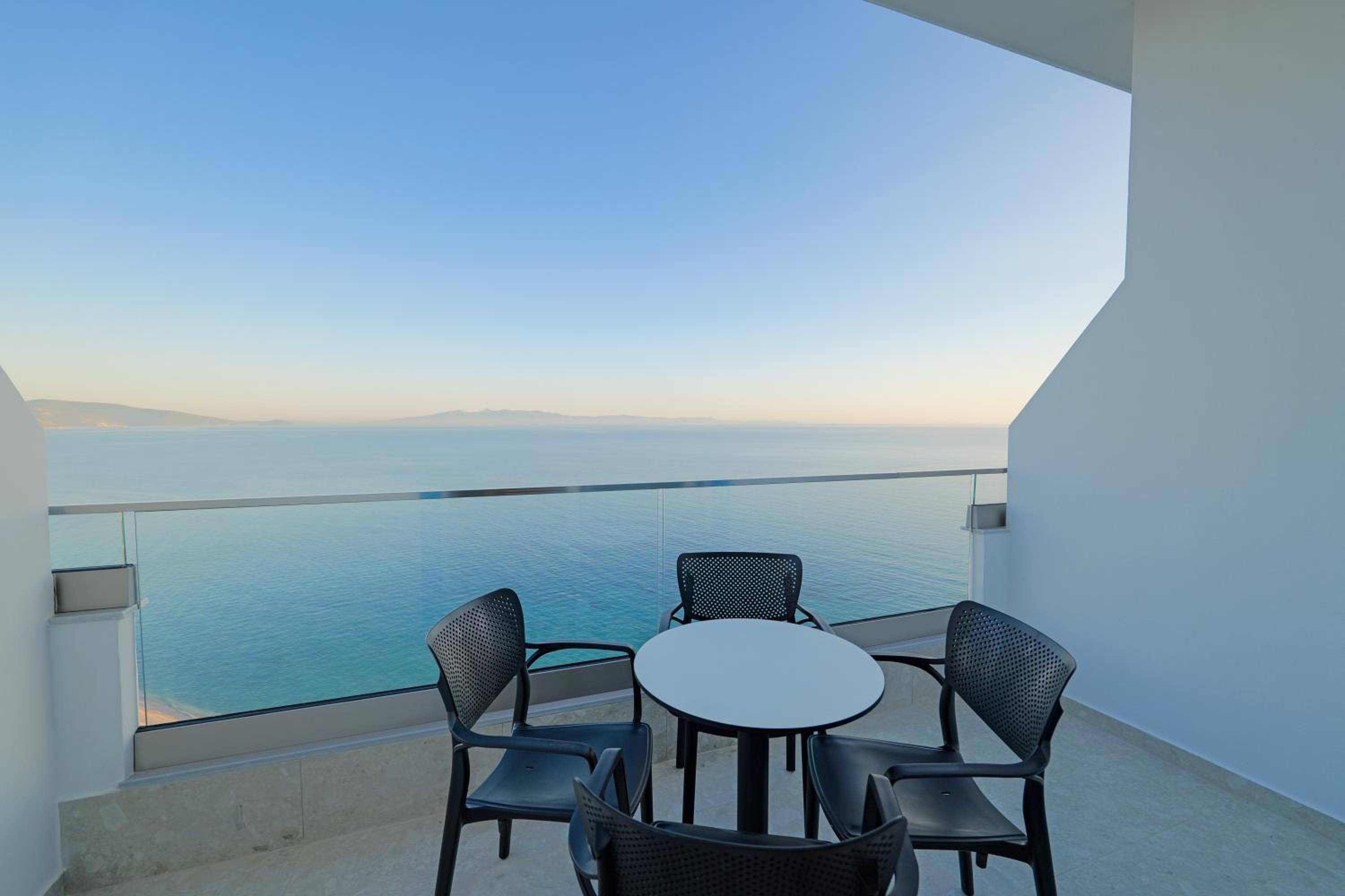 Deluxe Triple Room with Sea View photo 2
