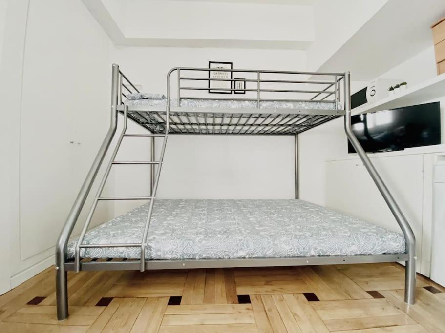 One-Bedroom Apartment photo 2
