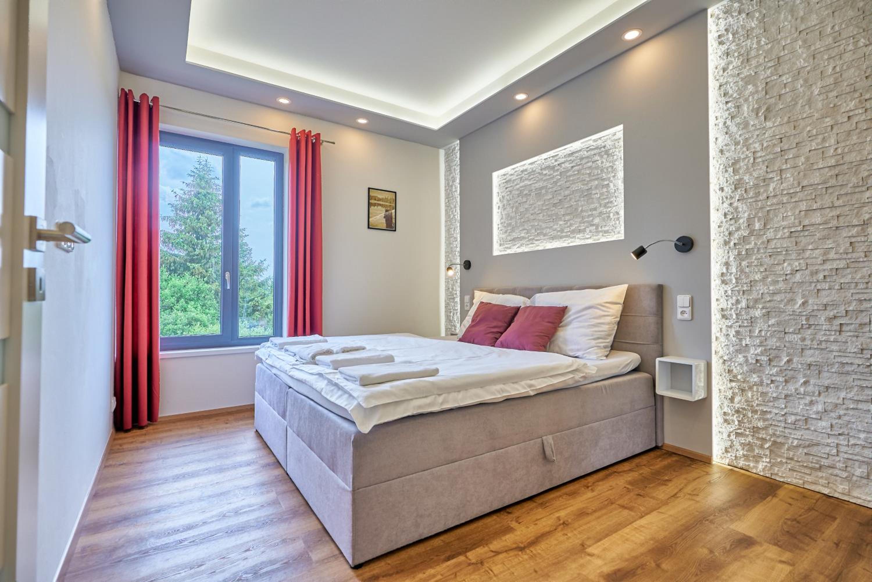 One-Bedroom Apartment with Balcony and Mountain View   photo 1