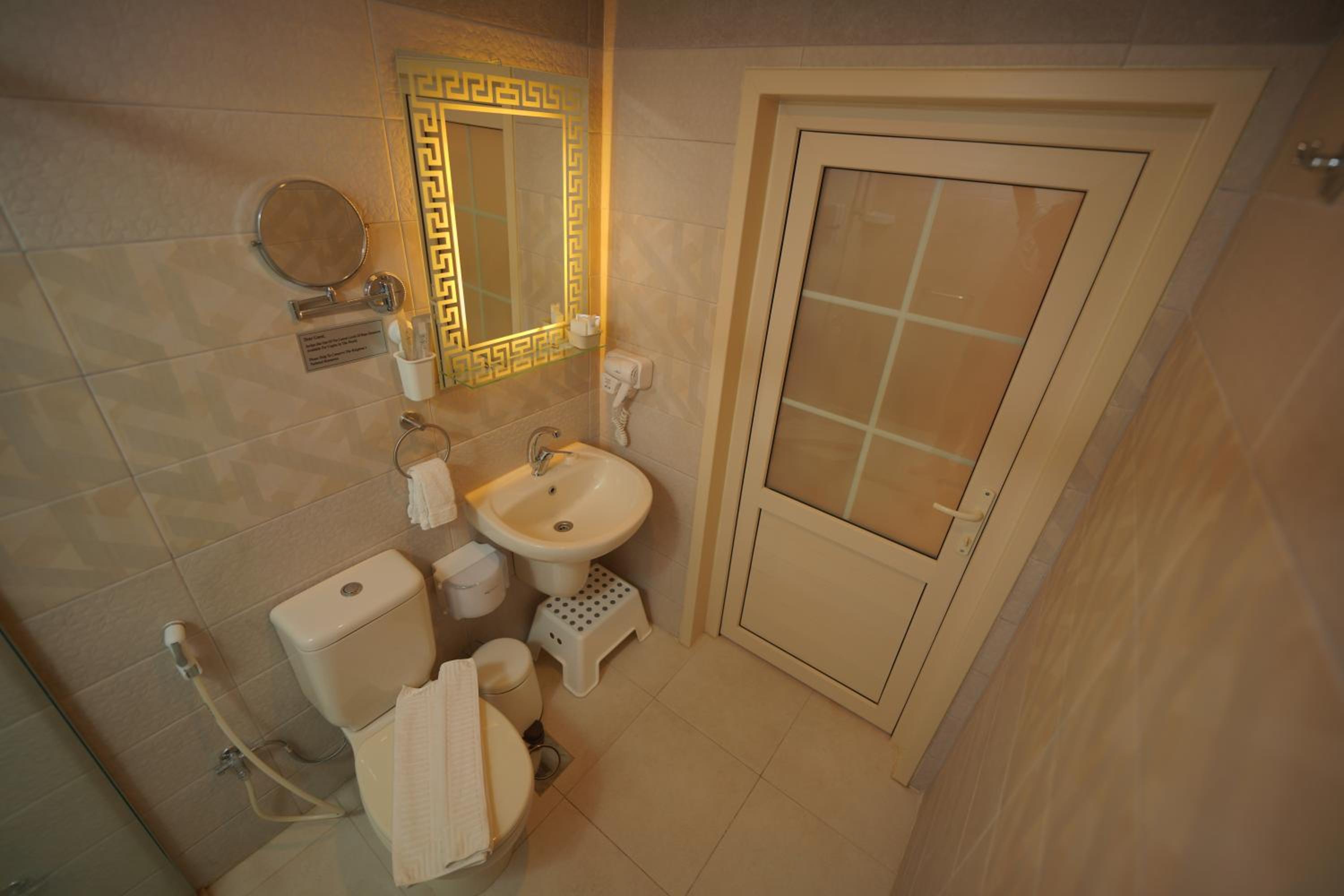 Deluxe King Room - Photo 11