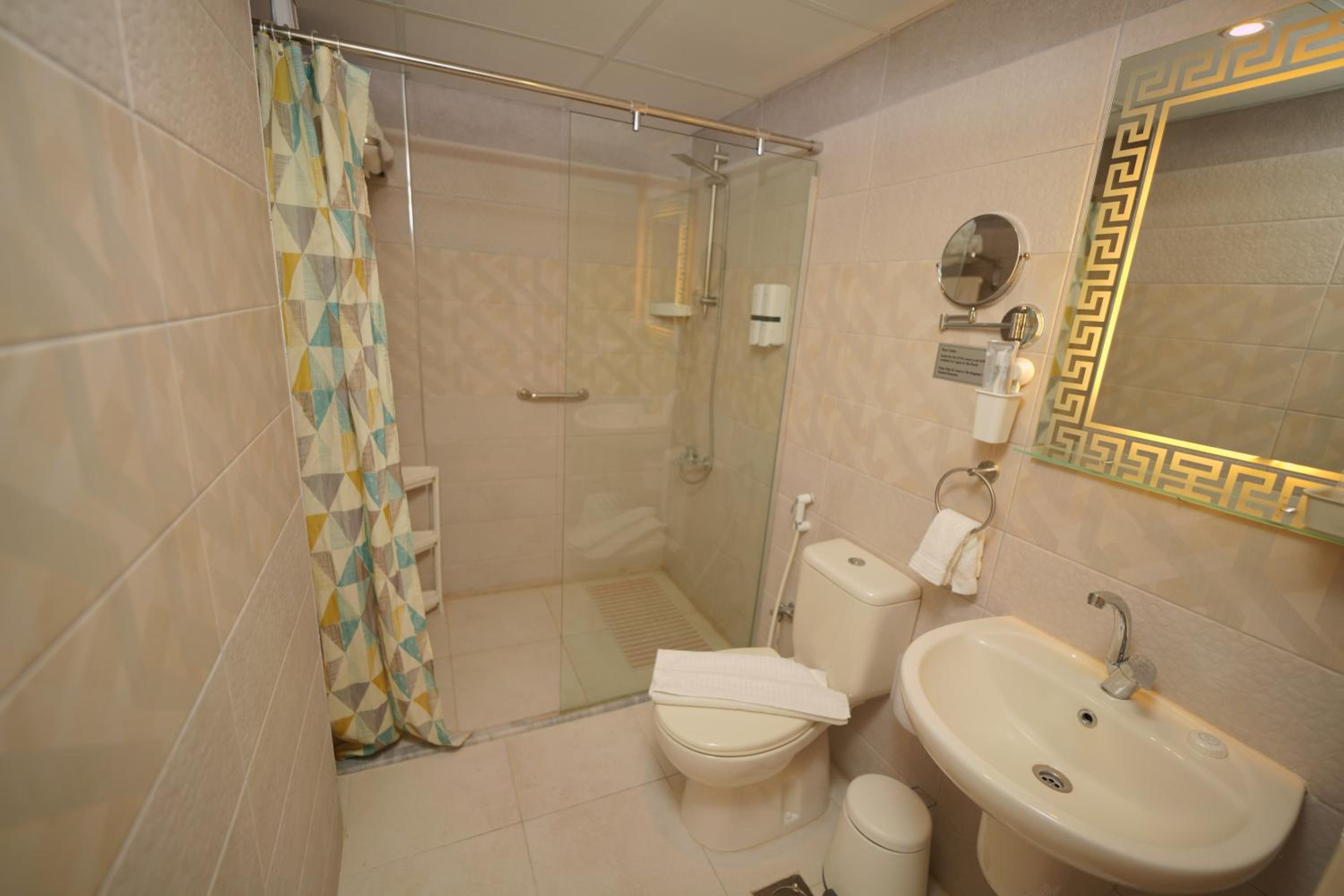 Deluxe King Room - Photo 12