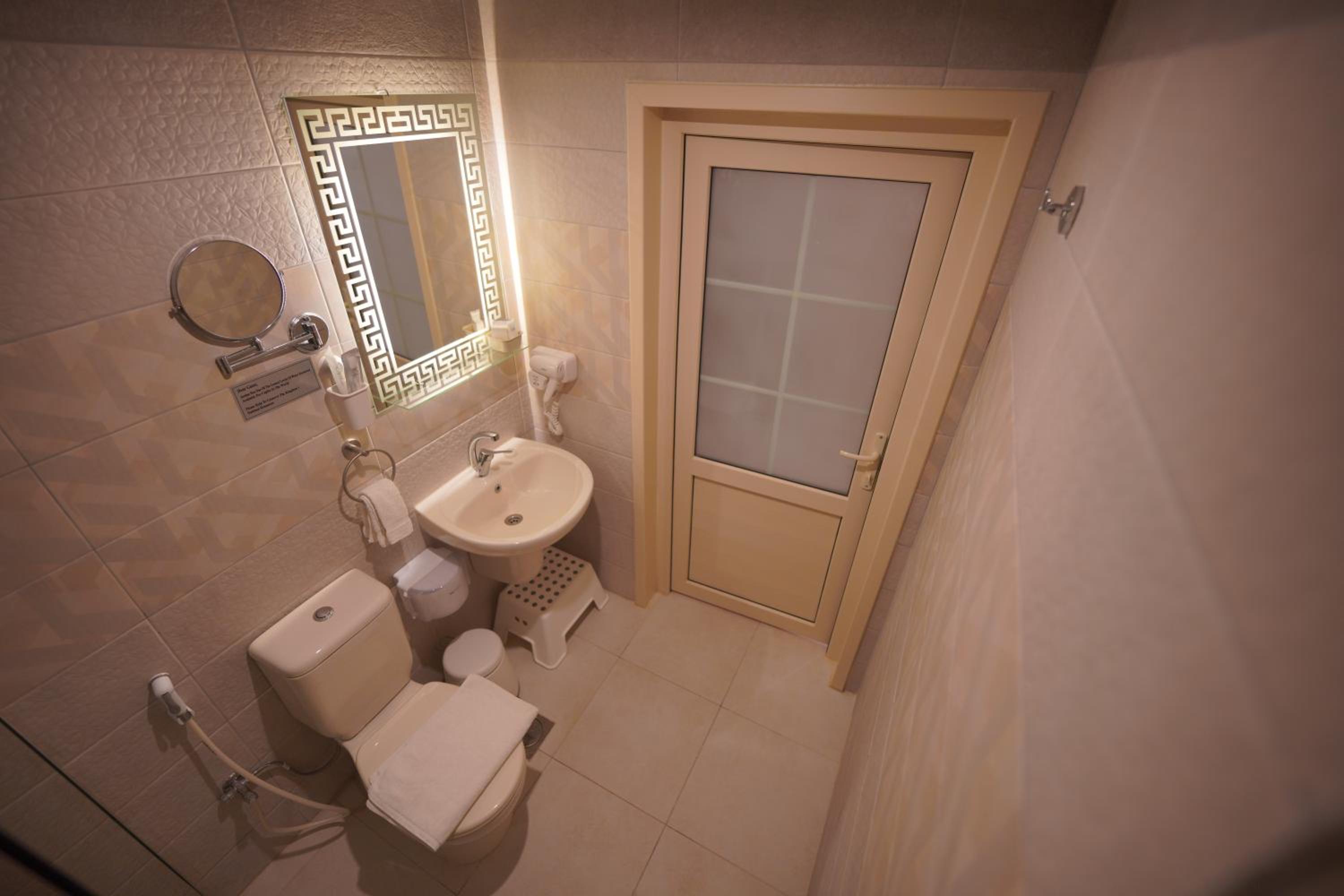 Deluxe King Room - Photo 13