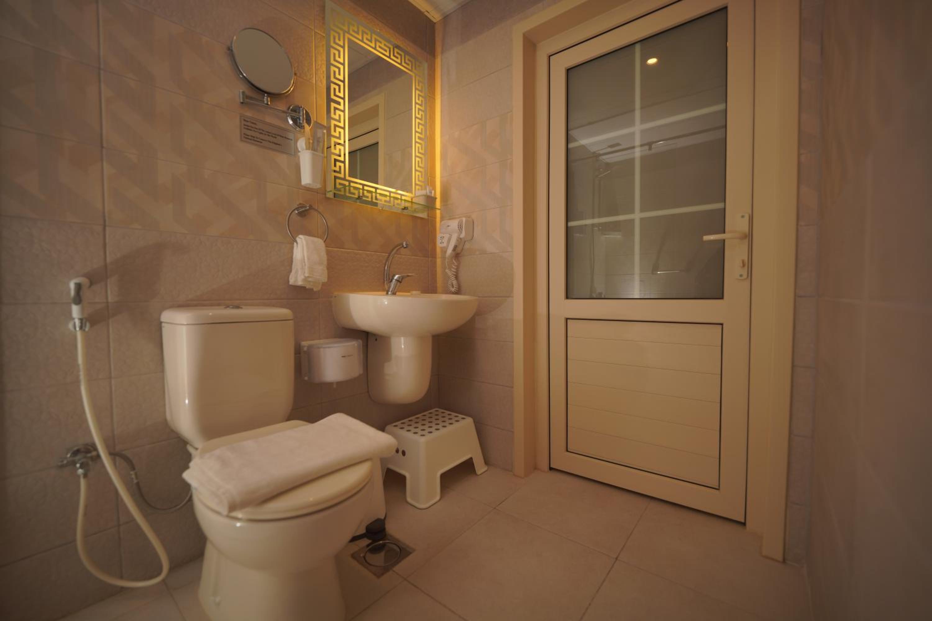 Deluxe King Room - Photo 14