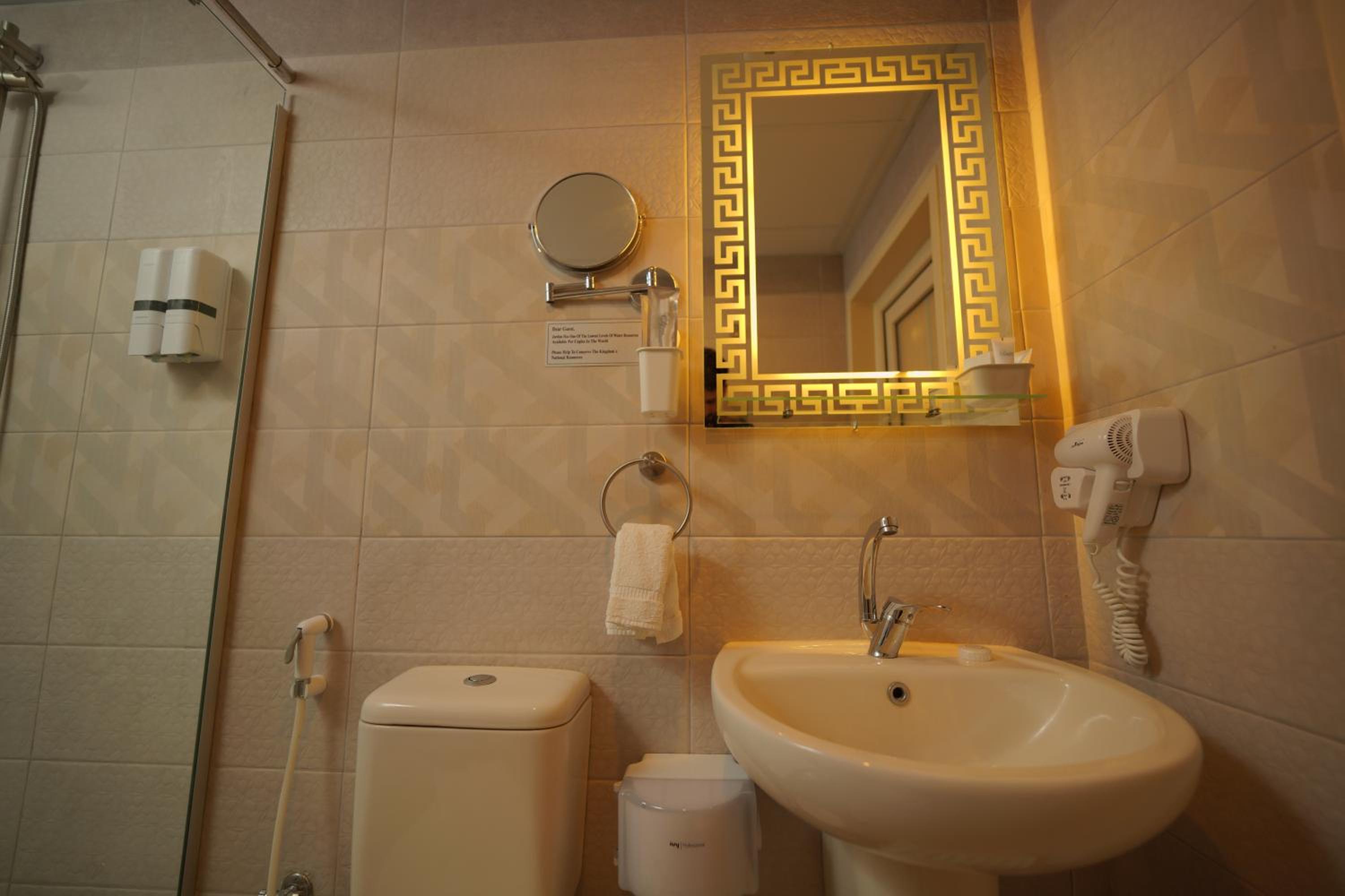 Deluxe King Room - Photo 16