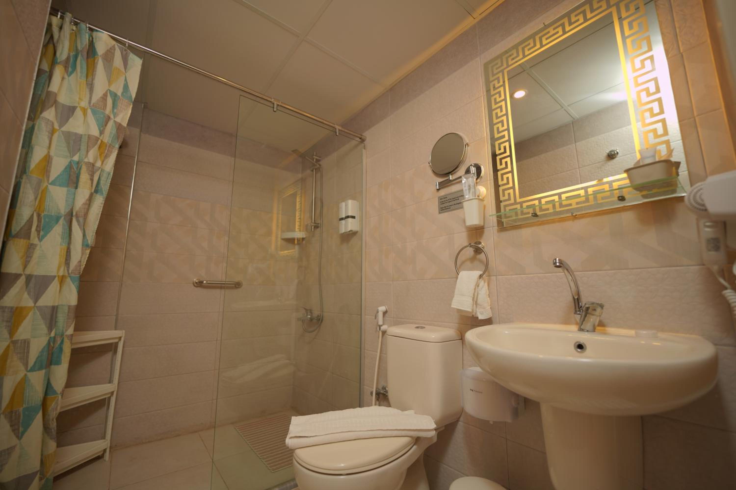 Deluxe King Room - Photo 21