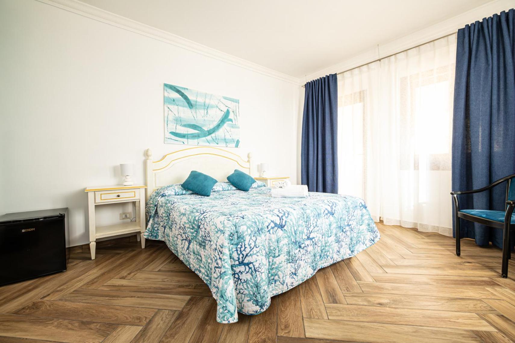 Double or Twin Room with Partial Sea View - Photo 7